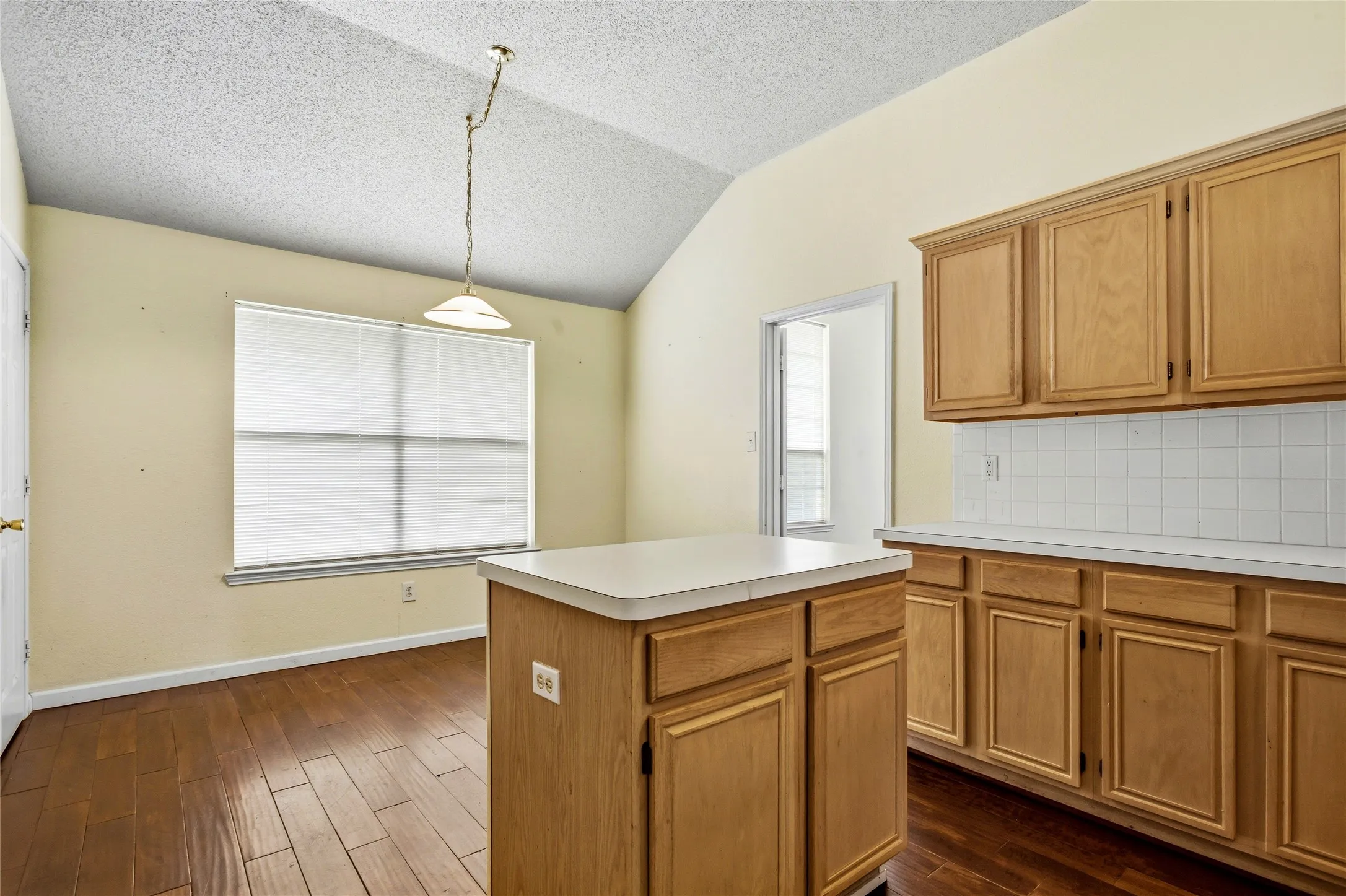 Single Family Residence For Rent in Dallas County , 2720 Preston Creek, Mesquite, Texas 75181, 3 Bedroom, 3 Bathroom, 2 Garage spaces, 2,045 Sqft, built in 1996, mls#21400197, Real Estate Agent in Mesquite, Homes For Rent in Dallas county, Homes For Rent in Mesquite, Realtor in Mesquite Texas, Real Estate Brokerage Independent Realty Texas, Luminita Cordes Realtor