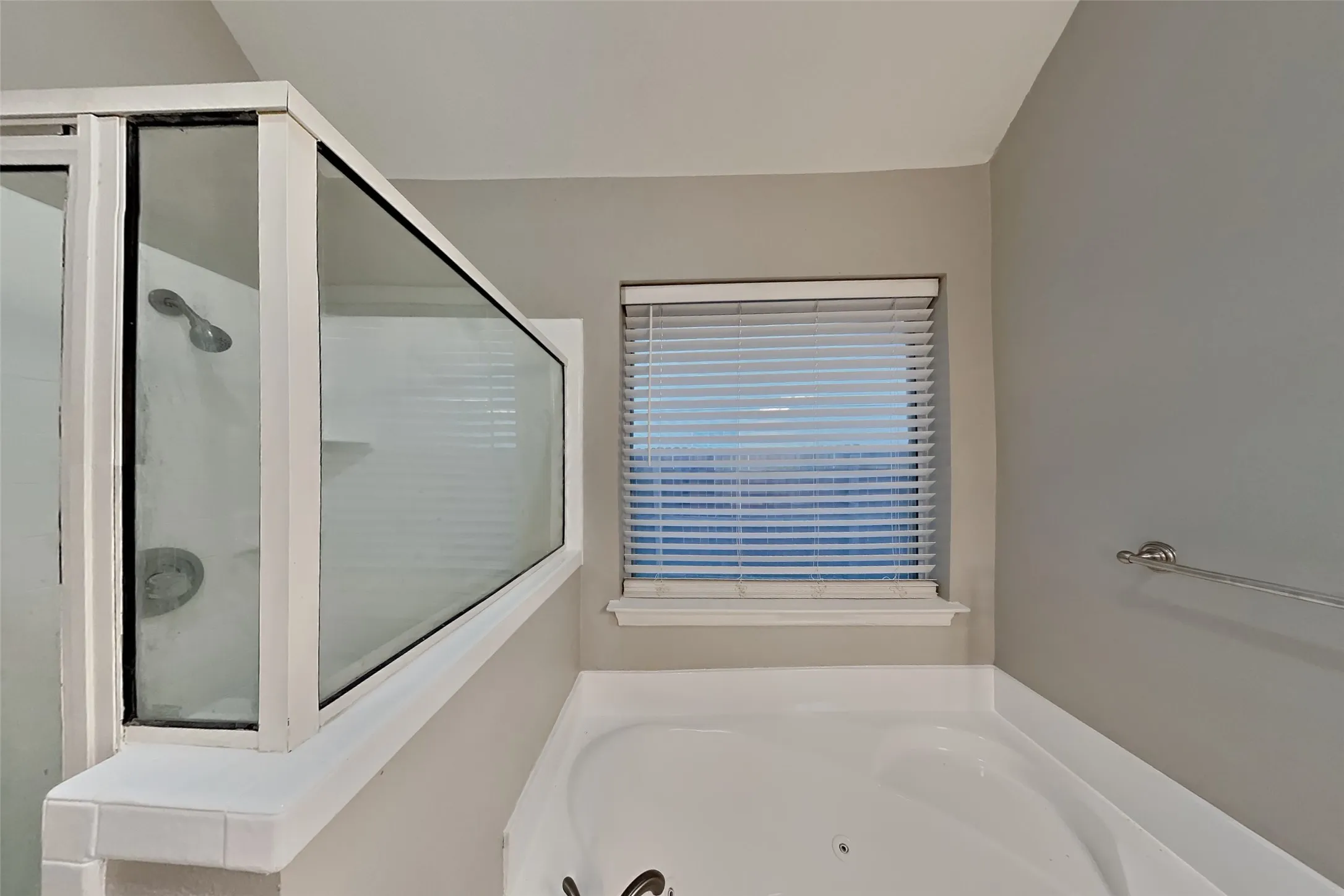 Single Family Residence For Rent in Tarrant County , 2988 Thames Trail, Fort Worth, Texas 76118, 3 Bedroom, 2 Bathroom, 2 Garage spaces, 1,705 Sqft, built in 1994, mls#21403475, Real Estate Agent in Fort Worth, Homes For Rent in Tarrant county, Homes For Rent in Fort Worth, Realtor in Fort Worth Texas, Real Estate Brokerage Independent Realty Texas, Luminita Cordes Realtor