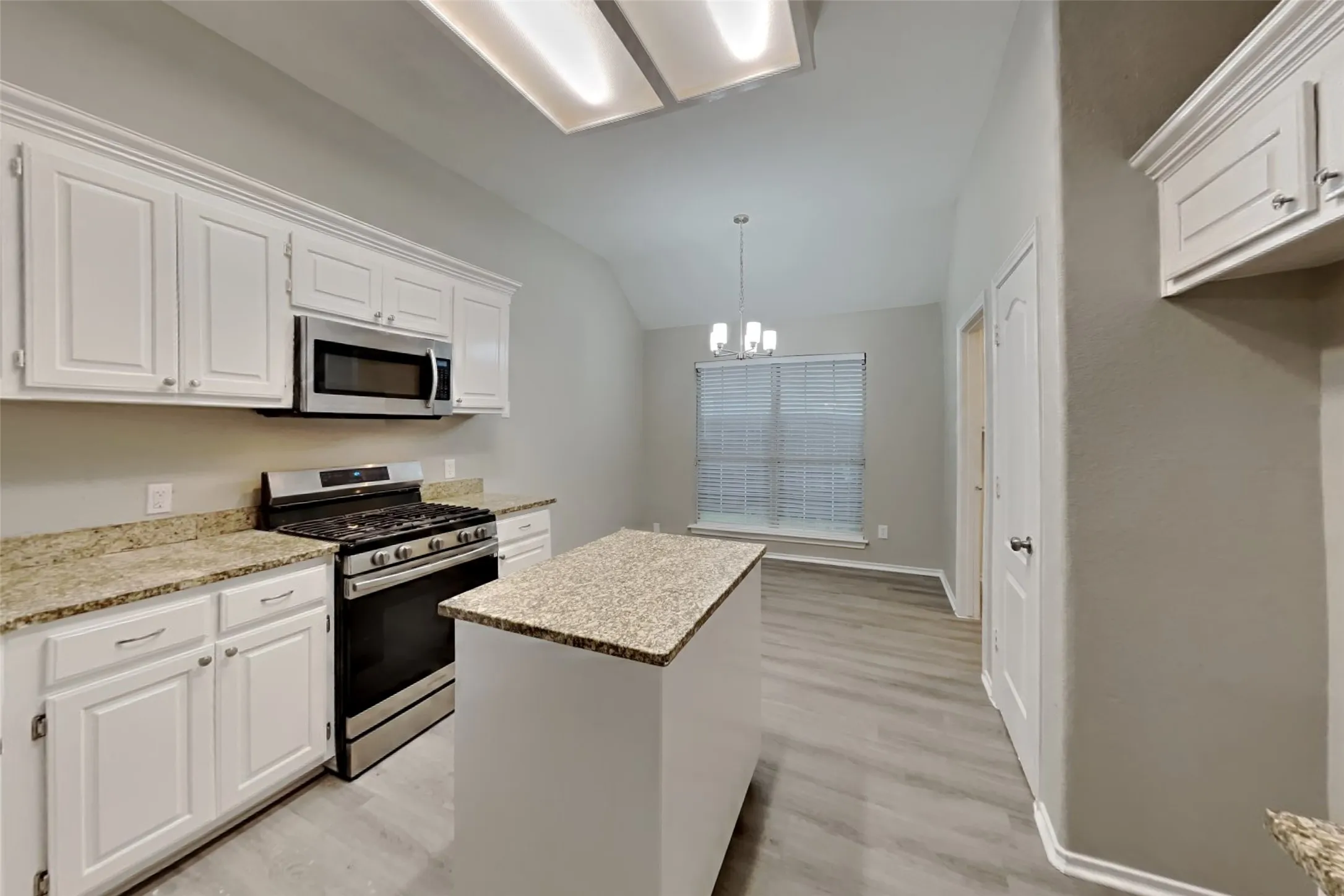 Single Family Residence For Rent in Tarrant County , 2988 Thames Trail, Fort Worth, Texas 76118, 3 Bedroom, 2 Bathroom, 2 Garage spaces, 1,705 Sqft, built in 1994, mls#21403475, Real Estate Agent in Fort Worth, Homes For Rent in Tarrant county, Homes For Rent in Fort Worth, Realtor in Fort Worth Texas, Real Estate Brokerage Independent Realty Texas, Luminita Cordes Realtor