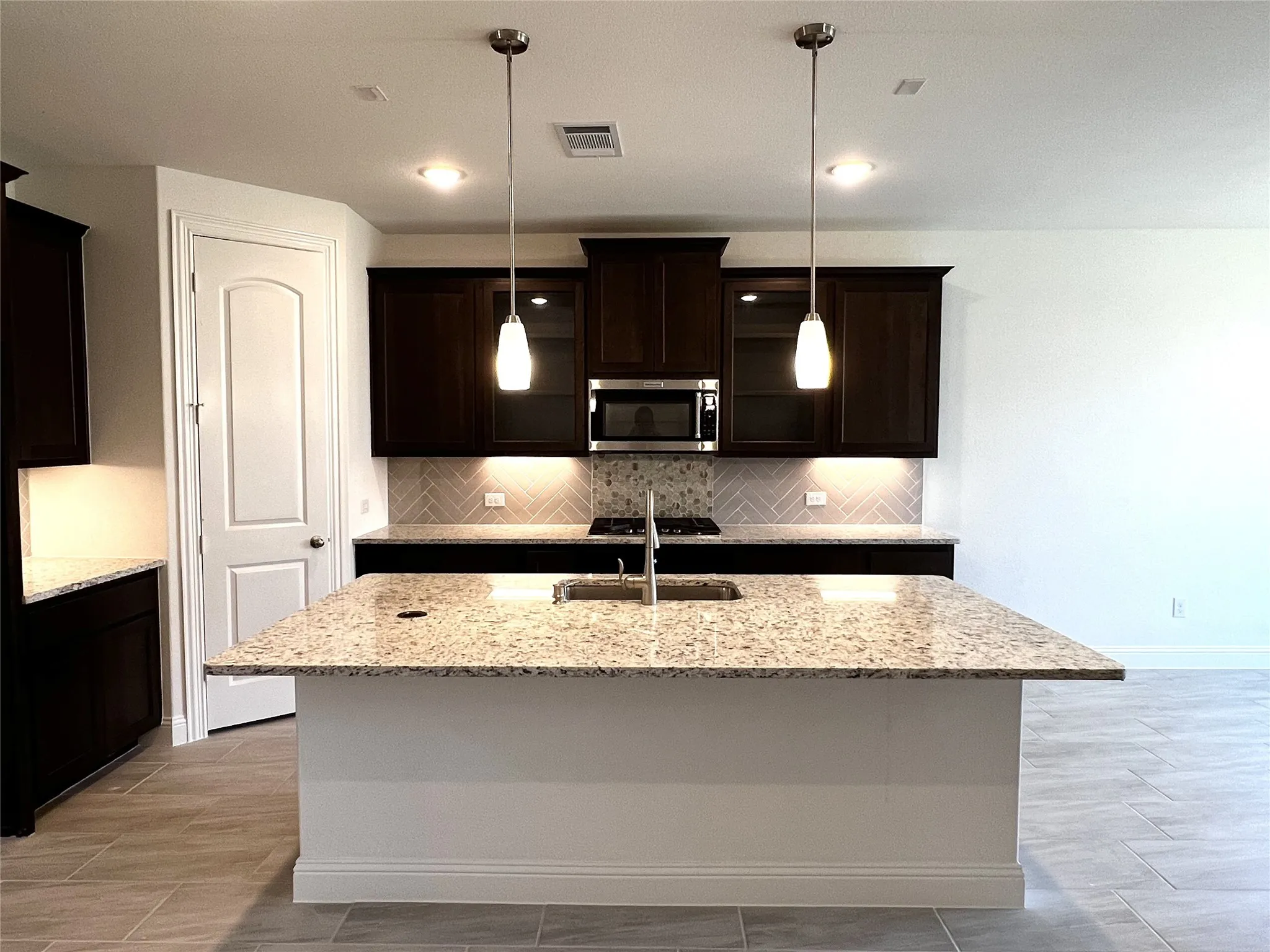 Single Family Residence For Rent in Tarrant County , 5952 Halls Lake Loop, Fort Worth, Texas 76179, 4 Bedroom, 4 Bathroom, 2 Garage spaces, 3,290 Sqft, built in 2024, mls#21403477, Real Estate Agent in Fort Worth, Homes For Rent in Tarrant county, Homes For Rent in Fort Worth, Realtor in Fort Worth Texas, Real Estate Brokerage Independent Realty Texas, Luminita Cordes Realtor