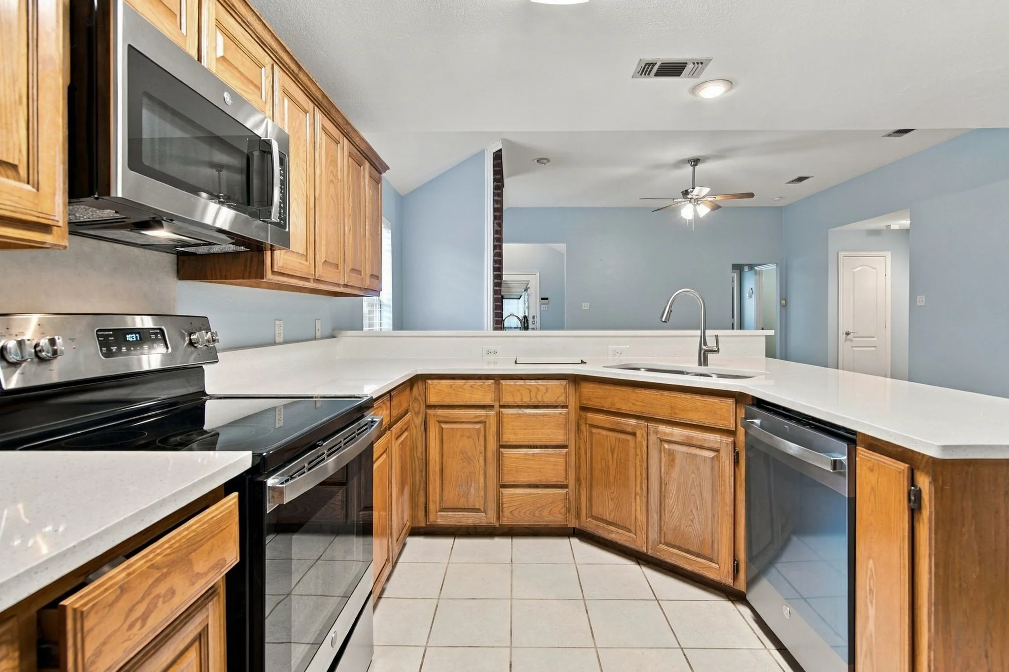 Single Family Residence For Rent in Tarrant County , 1412 Toplea Drive, Euless, Texas 76040, 3 Bedroom, 2 Bathroom, 2 Garage spaces, 1,662 Sqft, built in 1998, mls#21403440, Real Estate Agent in Euless, Homes For Rent in Tarrant county, Homes For Rent in Euless, Realtor in Euless Texas, Real Estate Brokerage Independent Realty Texas, Luminita Cordes Realtor