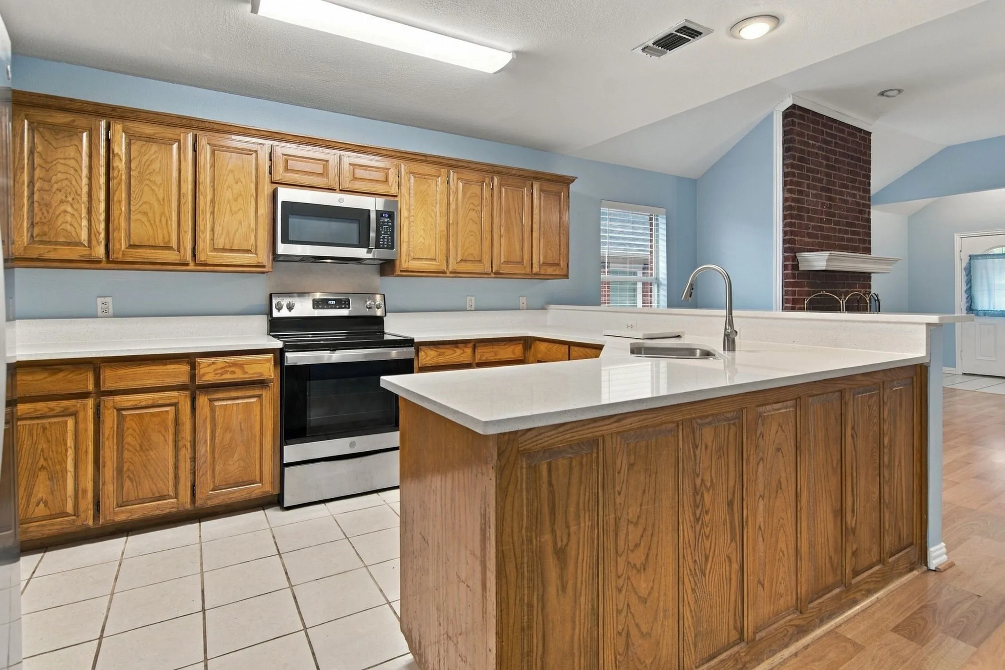 Single Family Residence For Rent in Tarrant County , 1412 Toplea Drive, Euless, Texas 76040, 3 Bedroom, 2 Bathroom, 2 Garage spaces, 1,662 Sqft, built in 1998, mls#21403440, Real Estate Agent in Euless, Homes For Rent in Tarrant county, Homes For Rent in Euless, Realtor in Euless Texas, Real Estate Brokerage Independent Realty Texas, Luminita Cordes Realtor