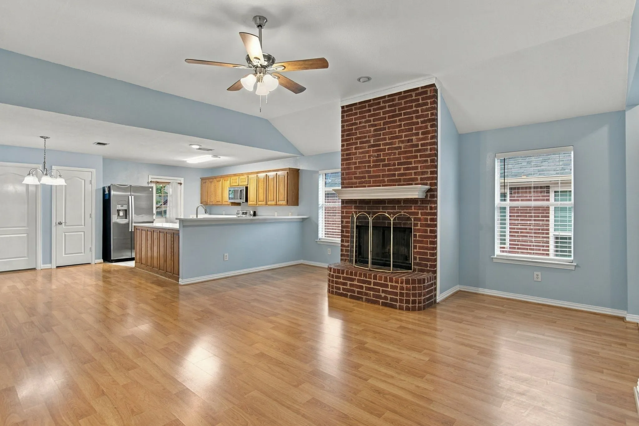 Single Family Residence For Rent in Tarrant County , 1412 Toplea Drive, Euless, Texas 76040, 3 Bedroom, 2 Bathroom, 2 Garage spaces, 1,662 Sqft, built in 1998, mls#21403440, Real Estate Agent in Euless, Homes For Rent in Tarrant county, Homes For Rent in Euless, Realtor in Euless Texas, Real Estate Brokerage Independent Realty Texas, Luminita Cordes Realtor