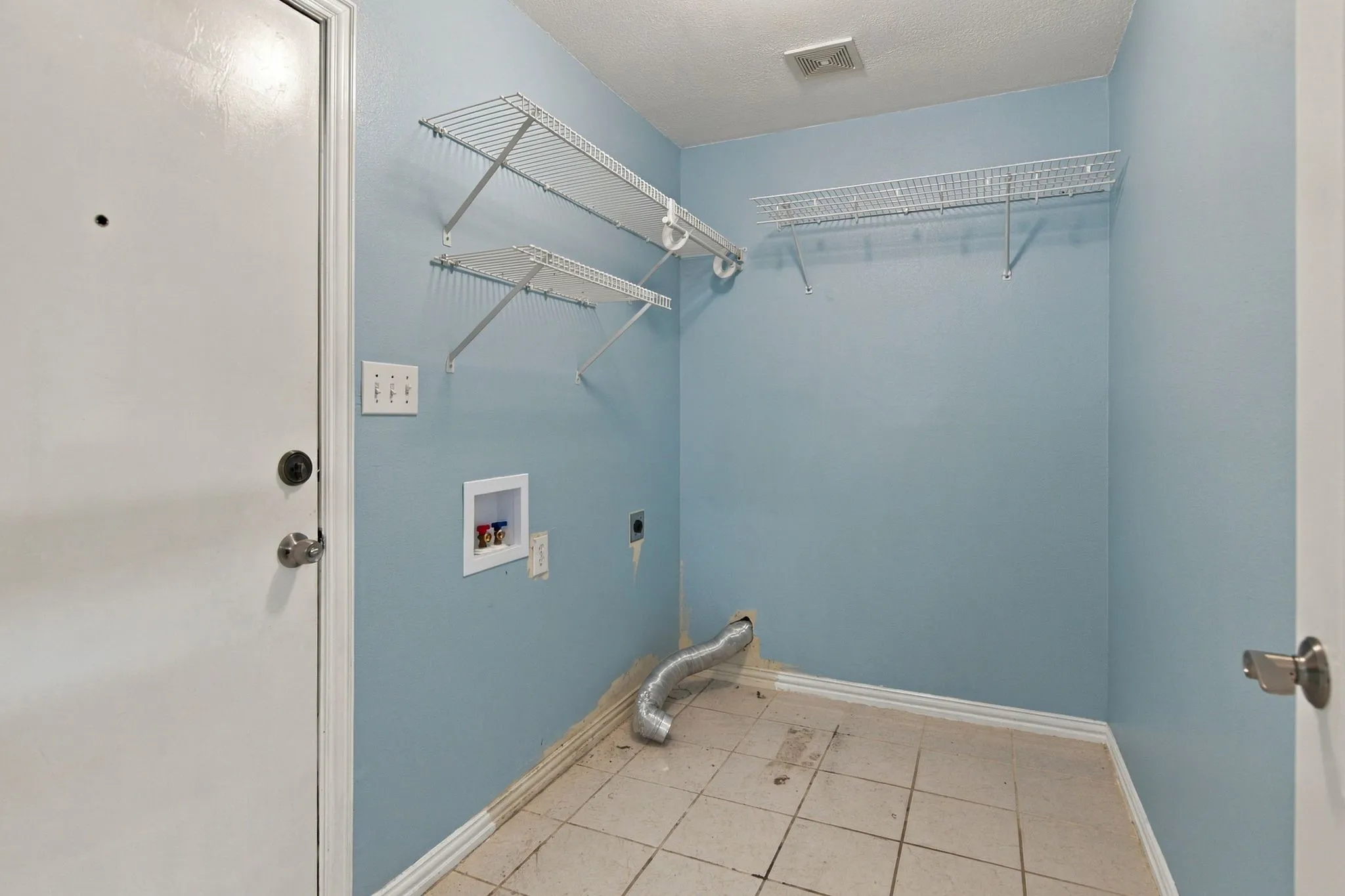 Single Family Residence For Rent in Tarrant County , 1412 Toplea Drive, Euless, Texas 76040, 3 Bedroom, 2 Bathroom, 2 Garage spaces, 1,662 Sqft, built in 1998, mls#21403440, Real Estate Agent in Euless, Homes For Rent in Tarrant county, Homes For Rent in Euless, Realtor in Euless Texas, Real Estate Brokerage Independent Realty Texas, Luminita Cordes Realtor