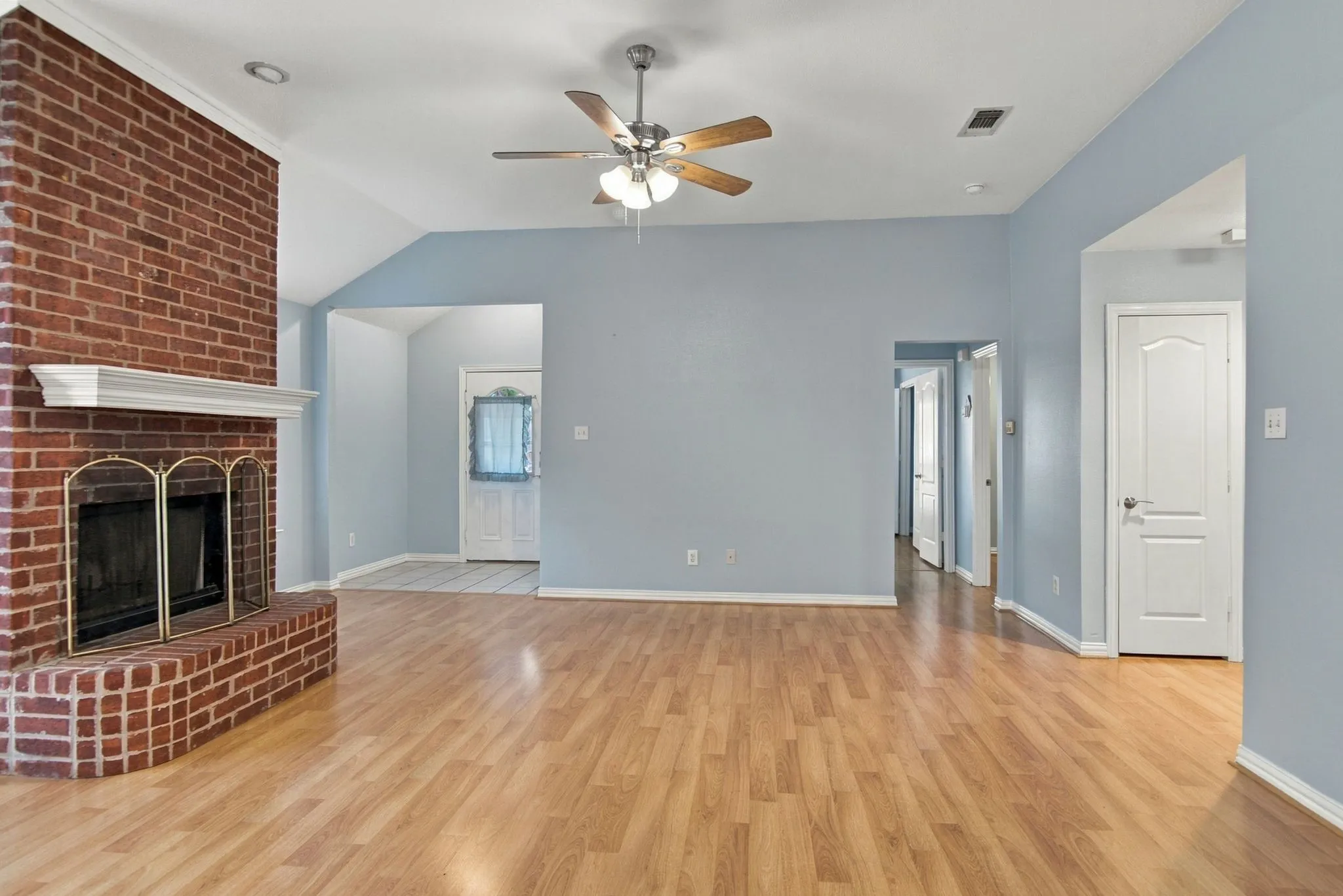 Single Family Residence For Rent in Tarrant County , 1412 Toplea Drive, Euless, Texas 76040, 3 Bedroom, 2 Bathroom, 2 Garage spaces, 1,662 Sqft, built in 1998, mls#21403440, Real Estate Agent in Euless, Homes For Rent in Tarrant county, Homes For Rent in Euless, Realtor in Euless Texas, Real Estate Brokerage Independent Realty Texas, Luminita Cordes Realtor