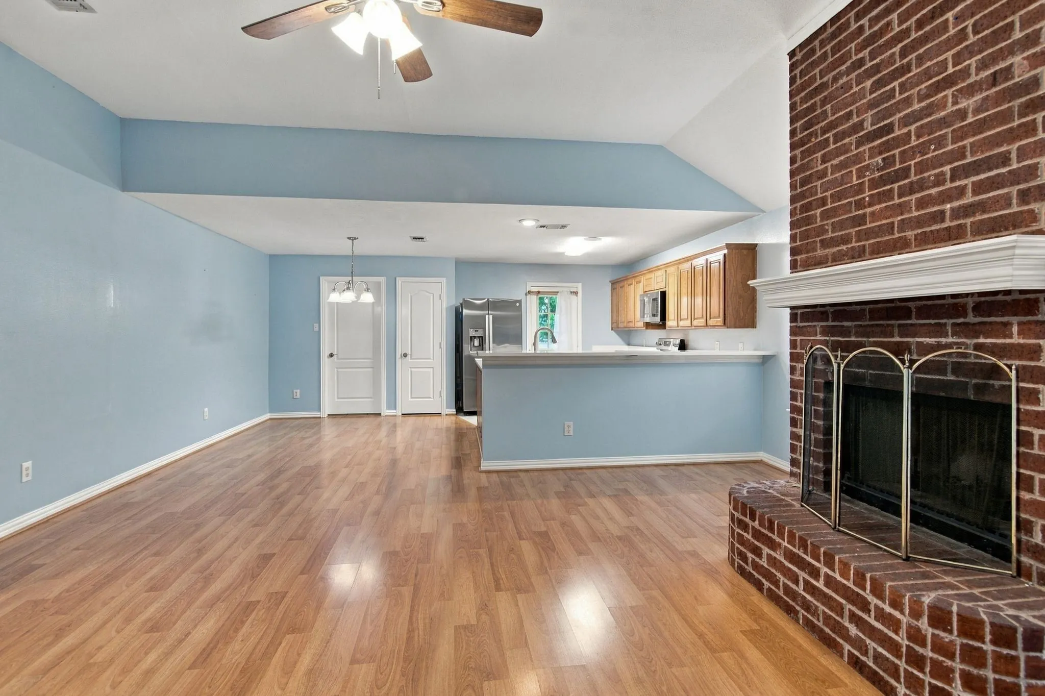 Single Family Residence For Rent in Tarrant County , 1412 Toplea Drive, Euless, Texas 76040, 3 Bedroom, 2 Bathroom, 2 Garage spaces, 1,662 Sqft, built in 1998, mls#21403440, Real Estate Agent in Euless, Homes For Rent in Tarrant county, Homes For Rent in Euless, Realtor in Euless Texas, Real Estate Brokerage Independent Realty Texas, Luminita Cordes Realtor