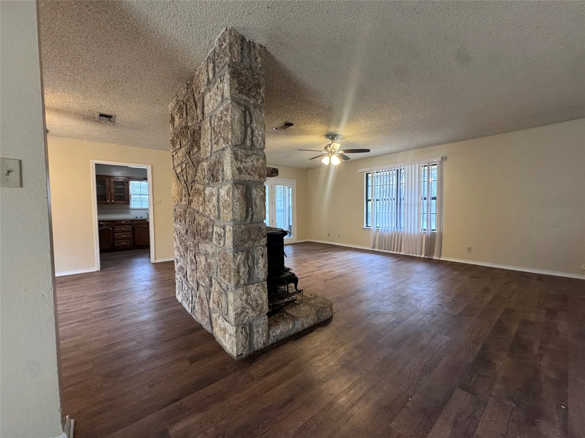 Single Family Residence For Rent in Hood County , 1107 Sierra Vista Drive, Granbury, Texas 76048, 3 Bedroom, 2 Bathroom, 2 Garage spaces, 1,514 Sqft, built in 1981, mls#21403482, Real Estate Agent in Granbury, Homes For Rent in Hood county, Homes For Rent in Granbury, Realtor in Granbury Texas, Real Estate Brokerage Independent Realty Texas, Luminita Cordes Realtor