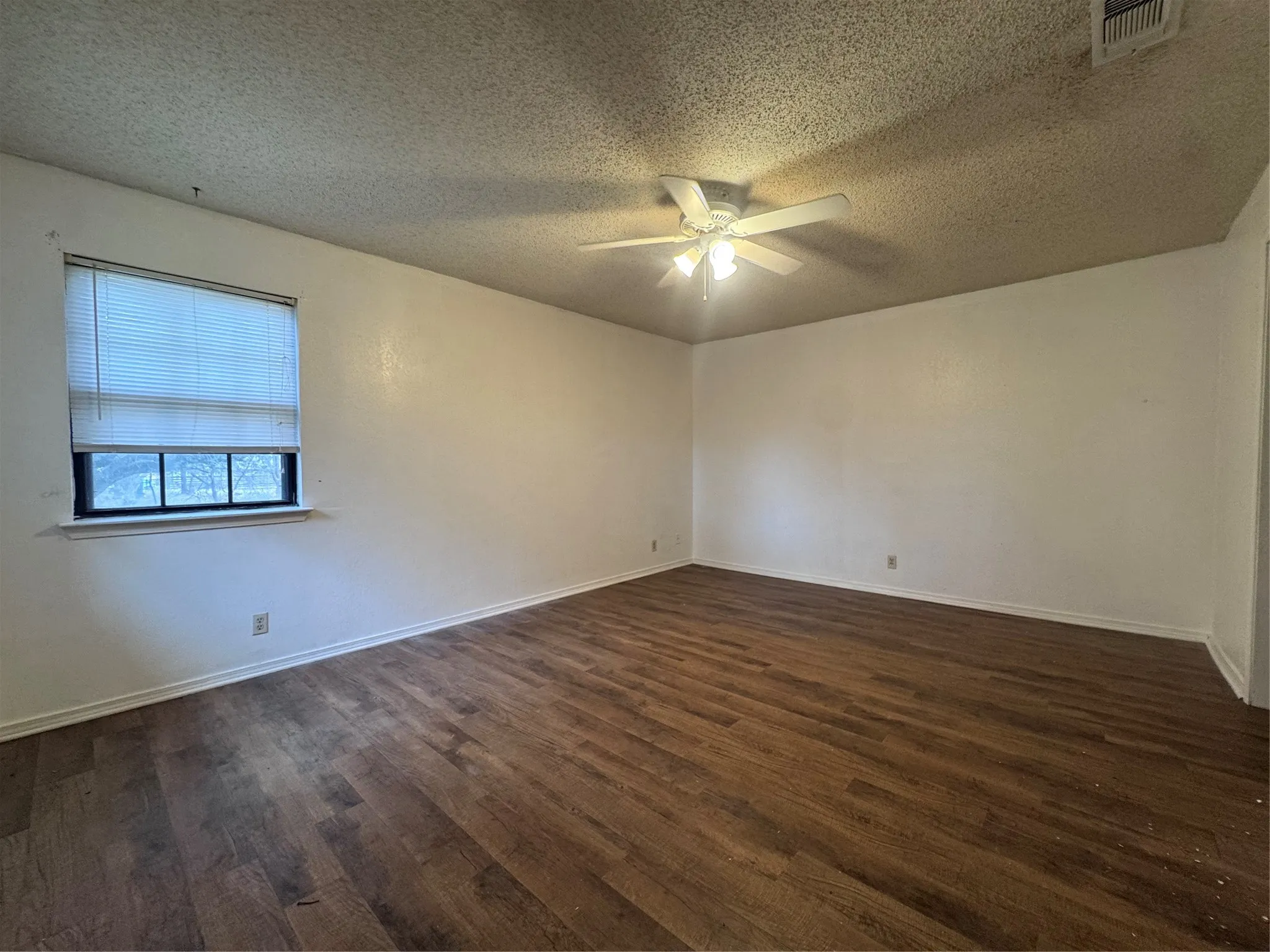 Single Family Residence For Rent in Hood County , 1107 Sierra Vista Drive, Granbury, Texas 76048, 3 Bedroom, 2 Bathroom, 2 Garage spaces, 1,514 Sqft, built in 1981, mls#21403482, Real Estate Agent in Granbury, Homes For Rent in Hood county, Homes For Rent in Granbury, Realtor in Granbury Texas, Real Estate Brokerage Independent Realty Texas, Luminita Cordes Realtor