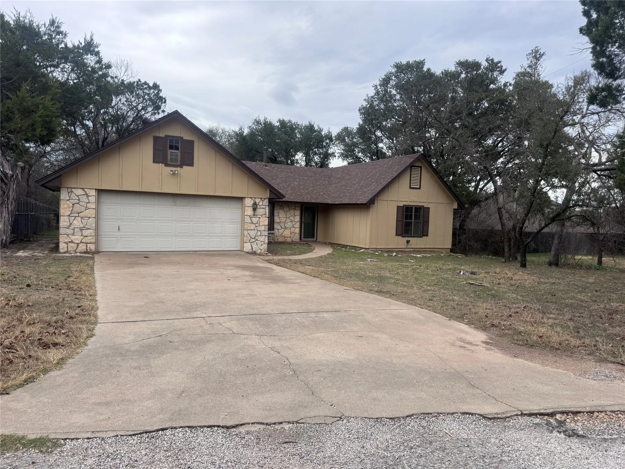 Single Family Residence For Rent in Hood County , 1107 Sierra Vista Drive, Granbury, Texas 76048, 3 Bedroom, 2 Bathroom, 2 Garage spaces, 1,514 Sqft, built in 1981, mls#21403482, Real Estate Agent in Granbury, Homes For Rent in Hood county, Homes For Rent in Granbury, Realtor in Granbury Texas, Real Estate Brokerage Independent Realty Texas, Luminita Cordes Realtor