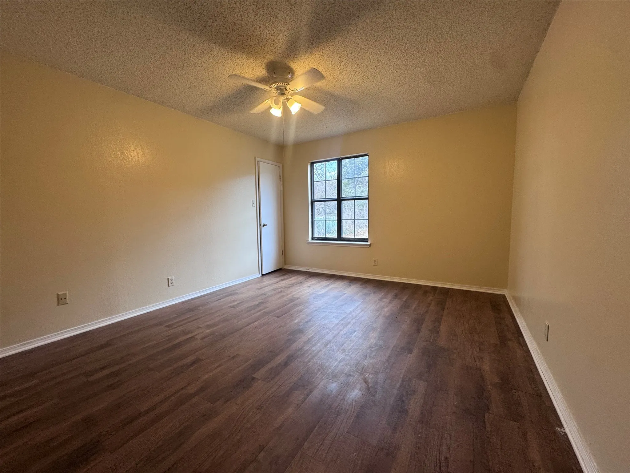 Single Family Residence For Rent in Hood County , 1107 Sierra Vista Drive, Granbury, Texas 76048, 3 Bedroom, 2 Bathroom, 2 Garage spaces, 1,514 Sqft, built in 1981, mls#21403482, Real Estate Agent in Granbury, Homes For Rent in Hood county, Homes For Rent in Granbury, Realtor in Granbury Texas, Real Estate Brokerage Independent Realty Texas, Luminita Cordes Realtor