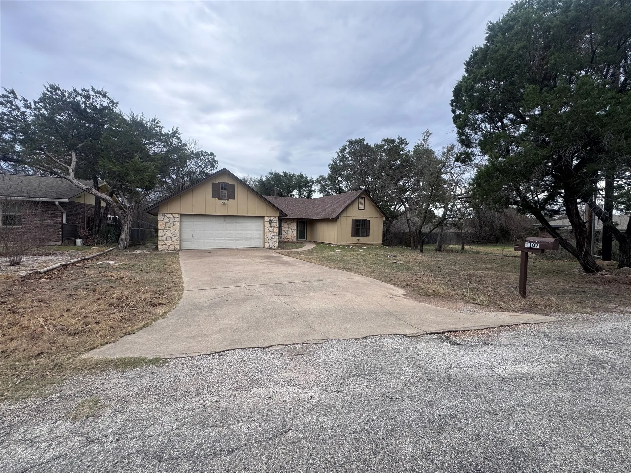 Single Family Residence For Rent in Hood County , 1107 Sierra Vista Drive, Granbury, Texas 76048, 3 Bedroom, 2 Bathroom, 2 Garage spaces, 1,514 Sqft, built in 1981, mls#21403482, Real Estate Agent in Granbury, Homes For Rent in Hood county, Homes For Rent in Granbury, Realtor in Granbury Texas, Real Estate Brokerage Independent Realty Texas, Luminita Cordes Realtor