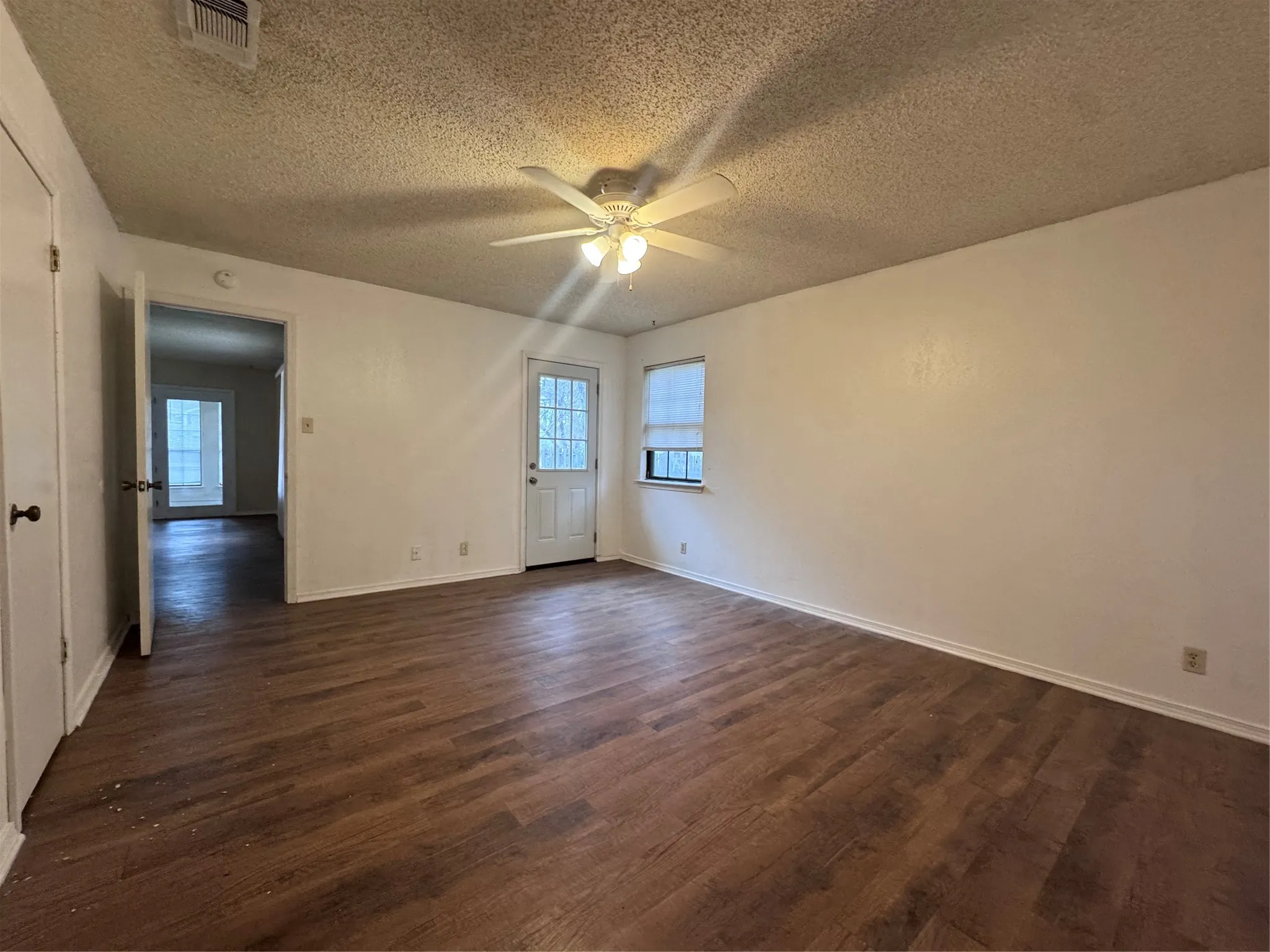 Single Family Residence For Rent in Hood County , 1107 Sierra Vista Drive, Granbury, Texas 76048, 3 Bedroom, 2 Bathroom, 2 Garage spaces, 1,514 Sqft, built in 1981, mls#21403482, Real Estate Agent in Granbury, Homes For Rent in Hood county, Homes For Rent in Granbury, Realtor in Granbury Texas, Real Estate Brokerage Independent Realty Texas, Luminita Cordes Realtor