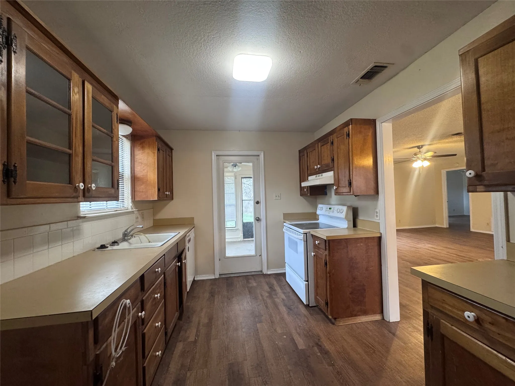 Single Family Residence For Rent in Hood County , 1107 Sierra Vista Drive, Granbury, Texas 76048, 3 Bedroom, 2 Bathroom, 2 Garage spaces, 1,514 Sqft, built in 1981, mls#21403482, Real Estate Agent in Granbury, Homes For Rent in Hood county, Homes For Rent in Granbury, Realtor in Granbury Texas, Real Estate Brokerage Independent Realty Texas, Luminita Cordes Realtor