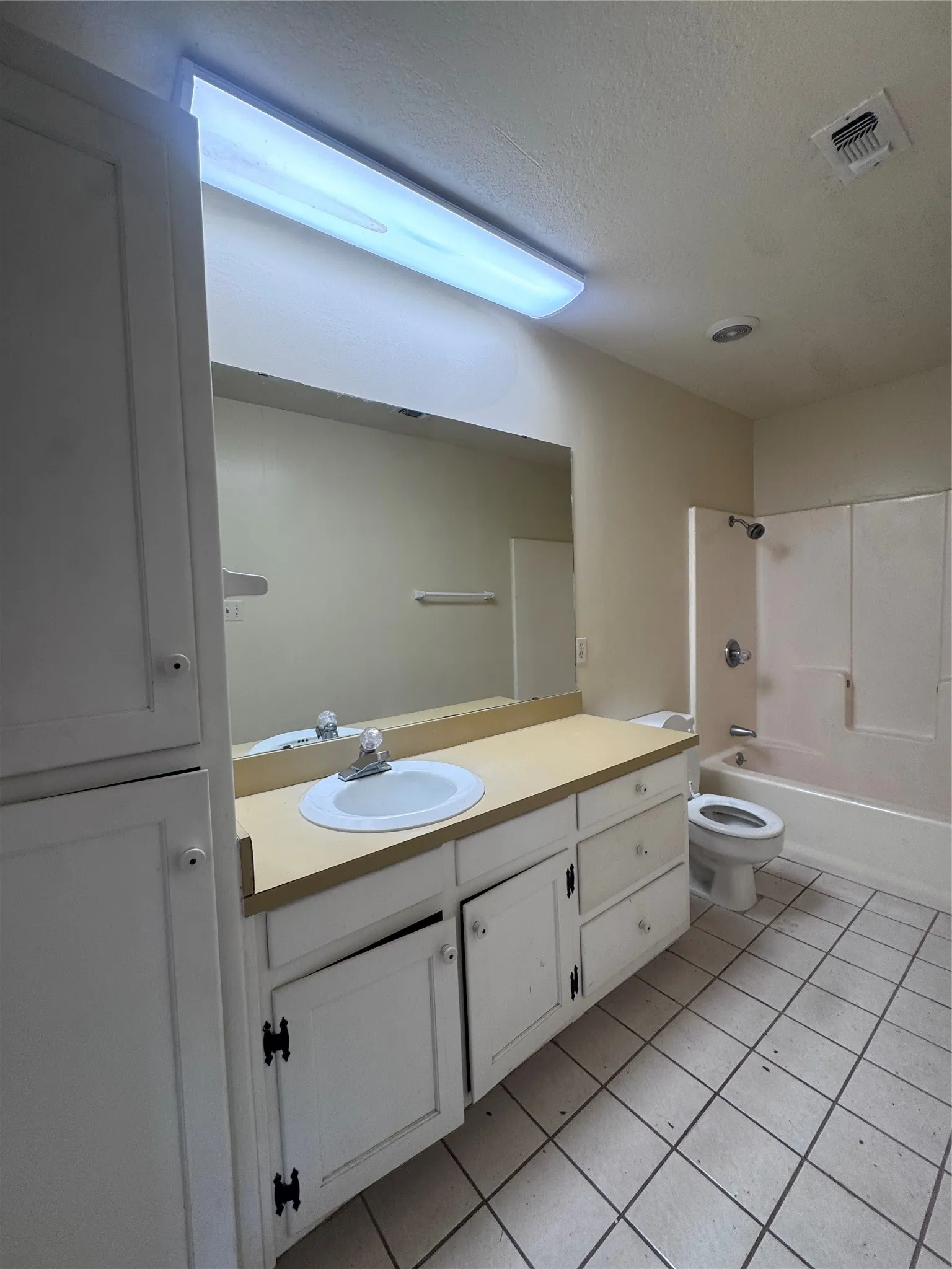 Single Family Residence For Rent in Hood County , 1107 Sierra Vista Drive, Granbury, Texas 76048, 3 Bedroom, 2 Bathroom, 2 Garage spaces, 1,514 Sqft, built in 1981, mls#21403482, Real Estate Agent in Granbury, Homes For Rent in Hood county, Homes For Rent in Granbury, Realtor in Granbury Texas, Real Estate Brokerage Independent Realty Texas, Luminita Cordes Realtor