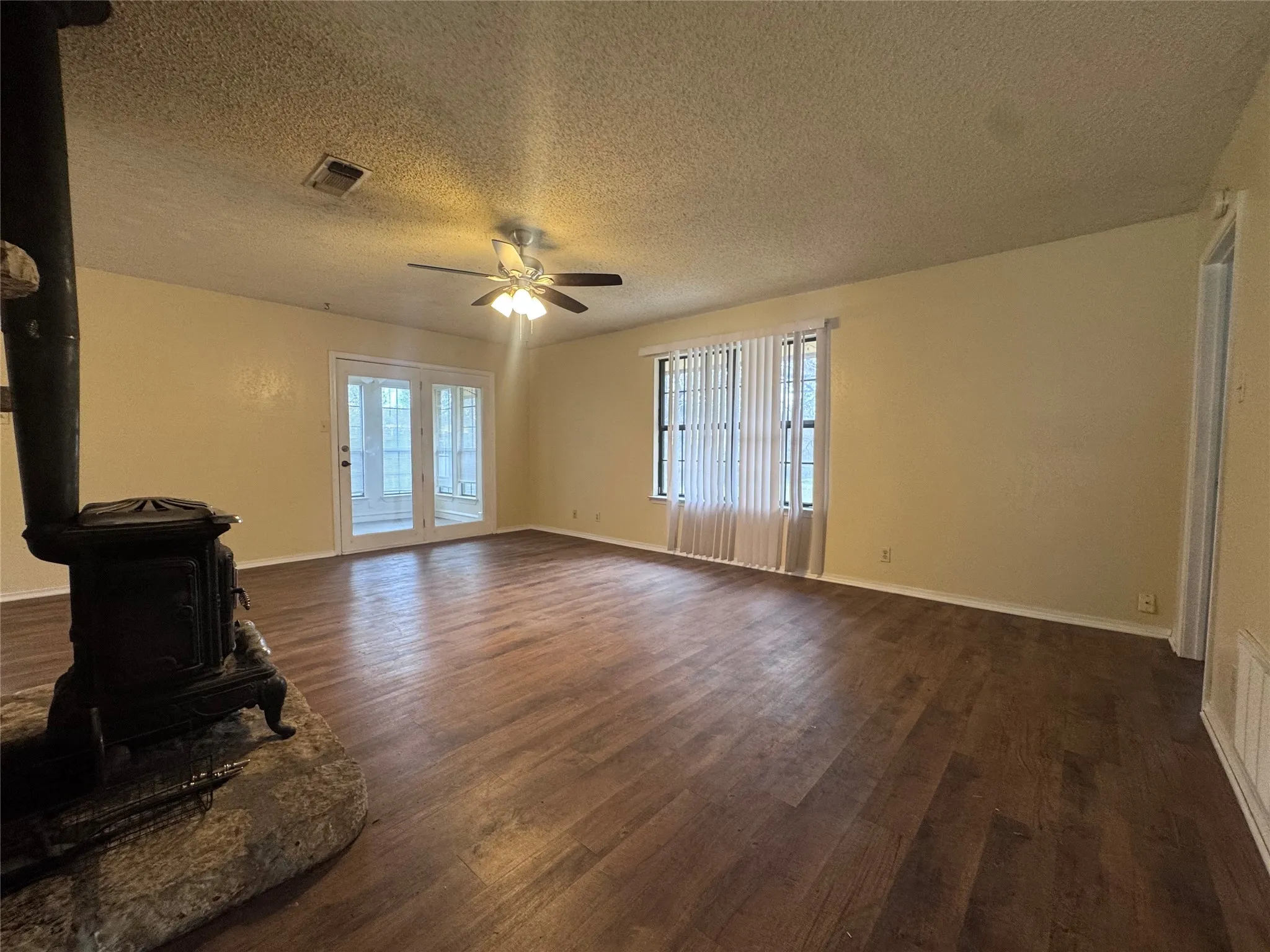 Single Family Residence For Rent in Hood County , 1107 Sierra Vista Drive, Granbury, Texas 76048, 3 Bedroom, 2 Bathroom, 2 Garage spaces, 1,514 Sqft, built in 1981, mls#21403482, Real Estate Agent in Granbury, Homes For Rent in Hood county, Homes For Rent in Granbury, Realtor in Granbury Texas, Real Estate Brokerage Independent Realty Texas, Luminita Cordes Realtor