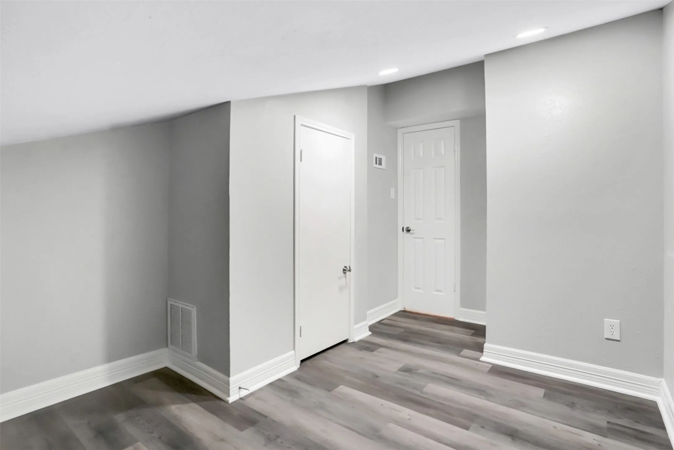 Condominium For Rent in Dallas County , 9254 Forest Lane 408, Dallas, Texas 75243, 2 Bedroom, 2 Bathroom, Garage spaces, 1,064 Sqft, built in 1982, mls#21401047, Real Estate Agent in Dallas, Homes For Rent in Dallas county, Homes For Rent in Dallas, Realtor in Dallas Texas, Real Estate Brokerage Independent Realty Texas, Luminita Cordes Realtor