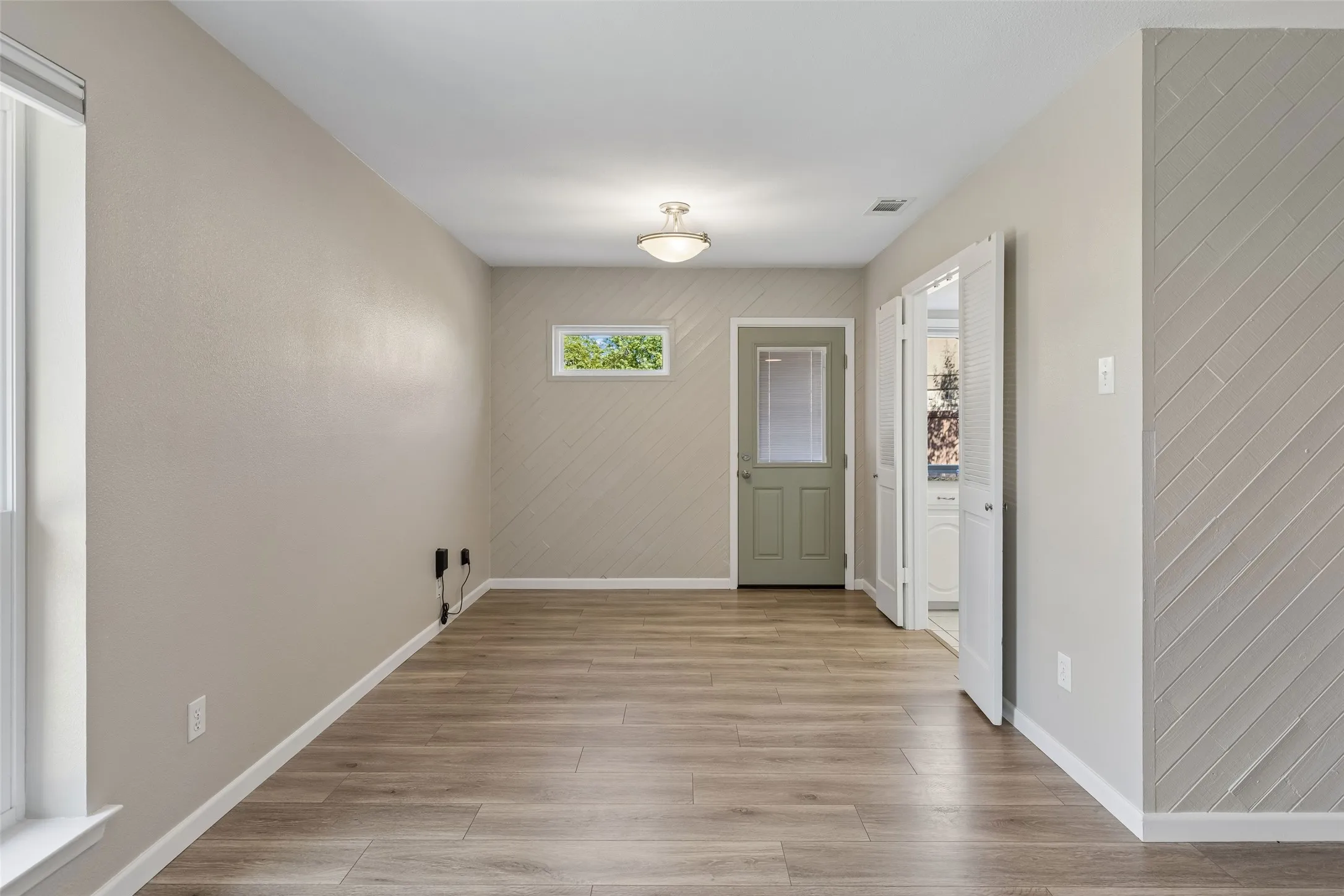 Single Family Residence For Sale in Dallas County , 2023 Inverness Drive, Carrollton, Texas 75007, 3 Bedroom, 2 Bathroom, 2 Garage spaces, 1,436 Sqft, built in 1972, mls#21390798, Real Estate Agent in Carrollton, Homes For Sale in Dallas county, Homes For Sale in Carrollton, Realtor in Carrollton Texas, Real Estate Brokerage Independent Realty Texas, Luminita Cordes Realtor