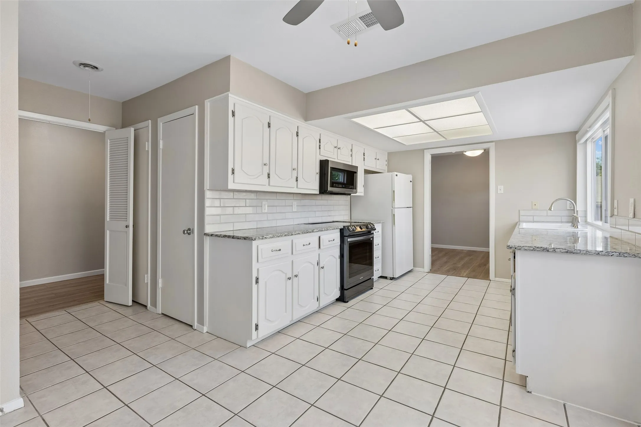 Single Family Residence For Sale in Dallas County , 2023 Inverness Drive, Carrollton, Texas 75007, 3 Bedroom, 2 Bathroom, 2 Garage spaces, 1,436 Sqft, built in 1972, mls#21390798, Real Estate Agent in Carrollton, Homes For Sale in Dallas county, Homes For Sale in Carrollton, Realtor in Carrollton Texas, Real Estate Brokerage Independent Realty Texas, Luminita Cordes Realtor