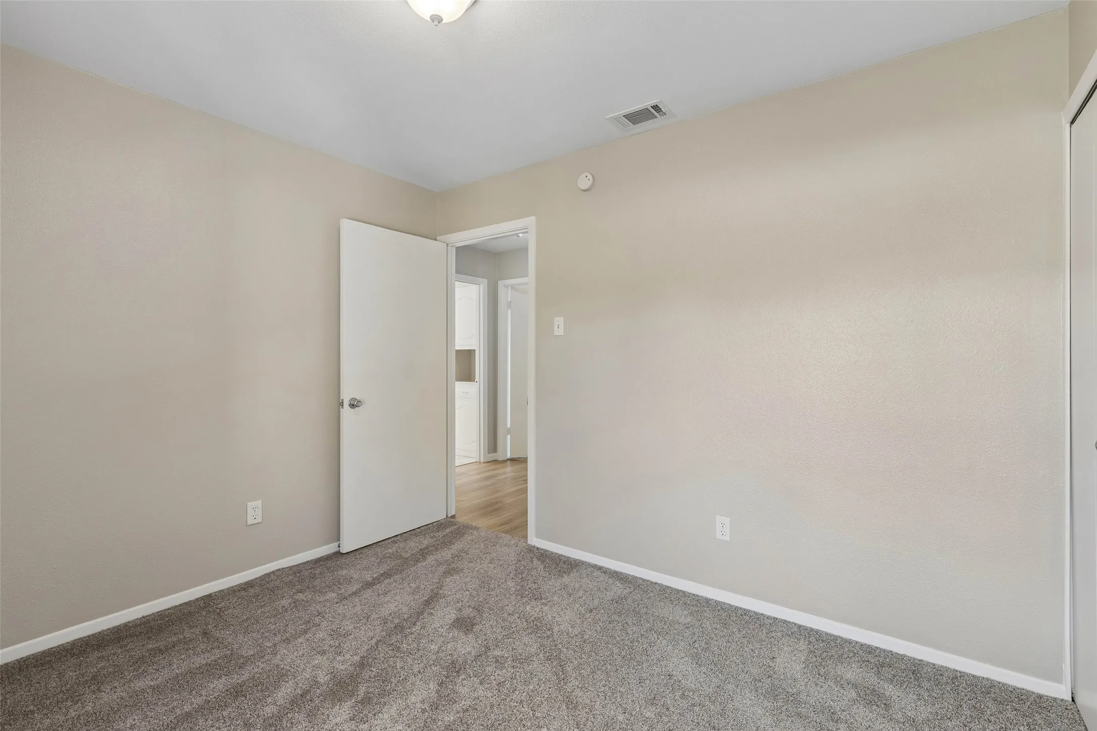 Single Family Residence For Sale in Dallas County , 2023 Inverness Drive, Carrollton, Texas 75007, 3 Bedroom, 2 Bathroom, 2 Garage spaces, 1,436 Sqft, built in 1972, mls#21390798, Real Estate Agent in Carrollton, Homes For Sale in Dallas county, Homes For Sale in Carrollton, Realtor in Carrollton Texas, Real Estate Brokerage Independent Realty Texas, Luminita Cordes Realtor