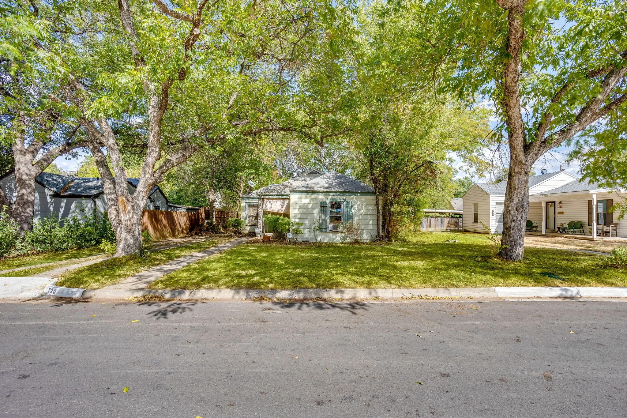 Single Family Residence For Sale in Tarrant County , 720 Northwood Road, Fort Worth, Texas 76107, 2 Bedroom, 1 Bathroom, 1 Garage spaces, 995 Sqft, built in 1942, mls#21397988, Real Estate Agent in Fort Worth, Homes For Sale in Tarrant county, Homes For Sale in Fort Worth, Realtor in Fort Worth Texas, Real Estate Brokerage Independent Realty Texas, Luminita Cordes Realtor