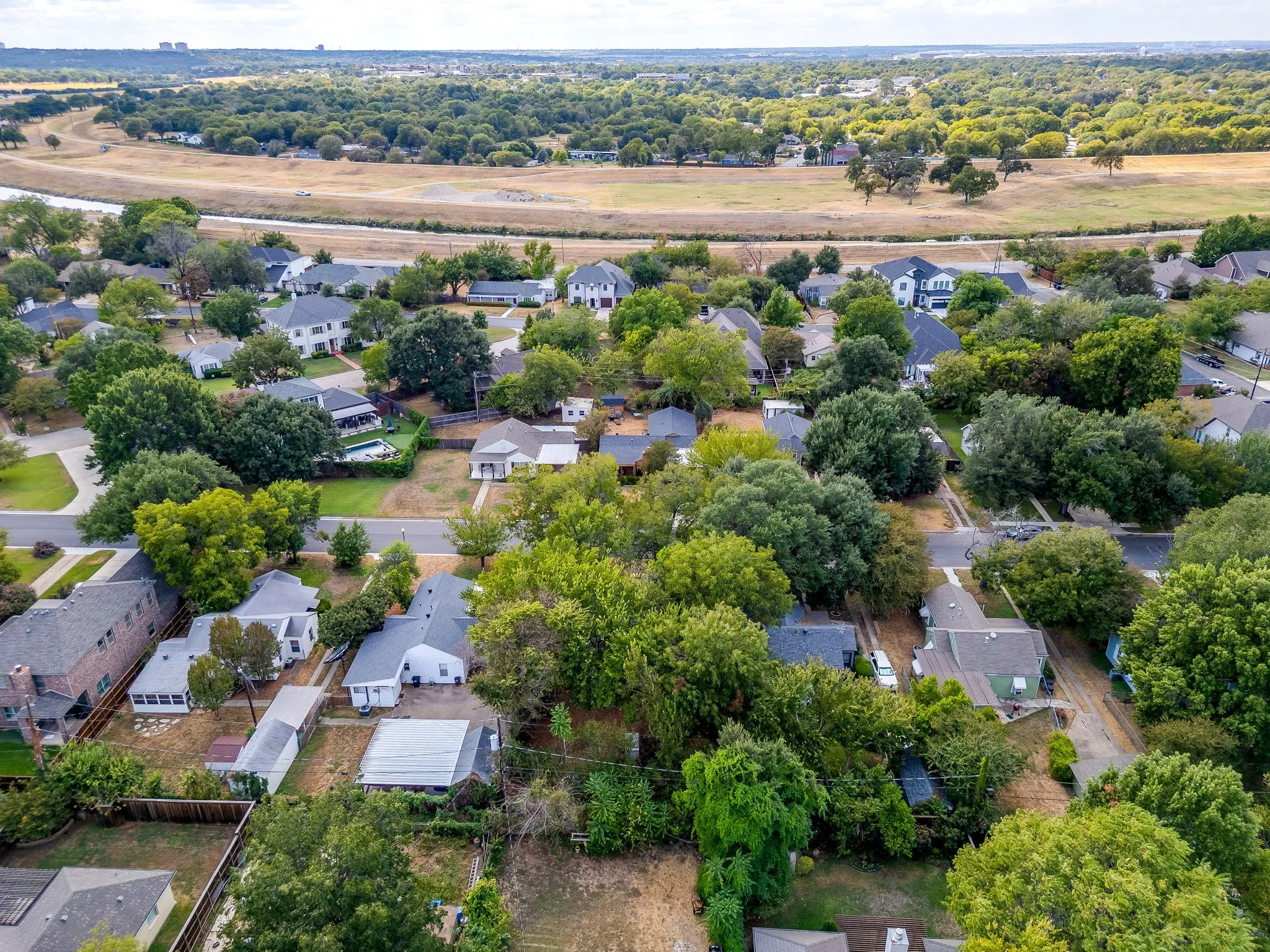 Single Family Residence For Sale in Tarrant County , 720 Northwood Road, Fort Worth, Texas 76107, 2 Bedroom, 1 Bathroom, 1 Garage spaces, 995 Sqft, built in 1942, mls#21397988, Real Estate Agent in Fort Worth, Homes For Sale in Tarrant county, Homes For Sale in Fort Worth, Realtor in Fort Worth Texas, Real Estate Brokerage Independent Realty Texas, Luminita Cordes Realtor