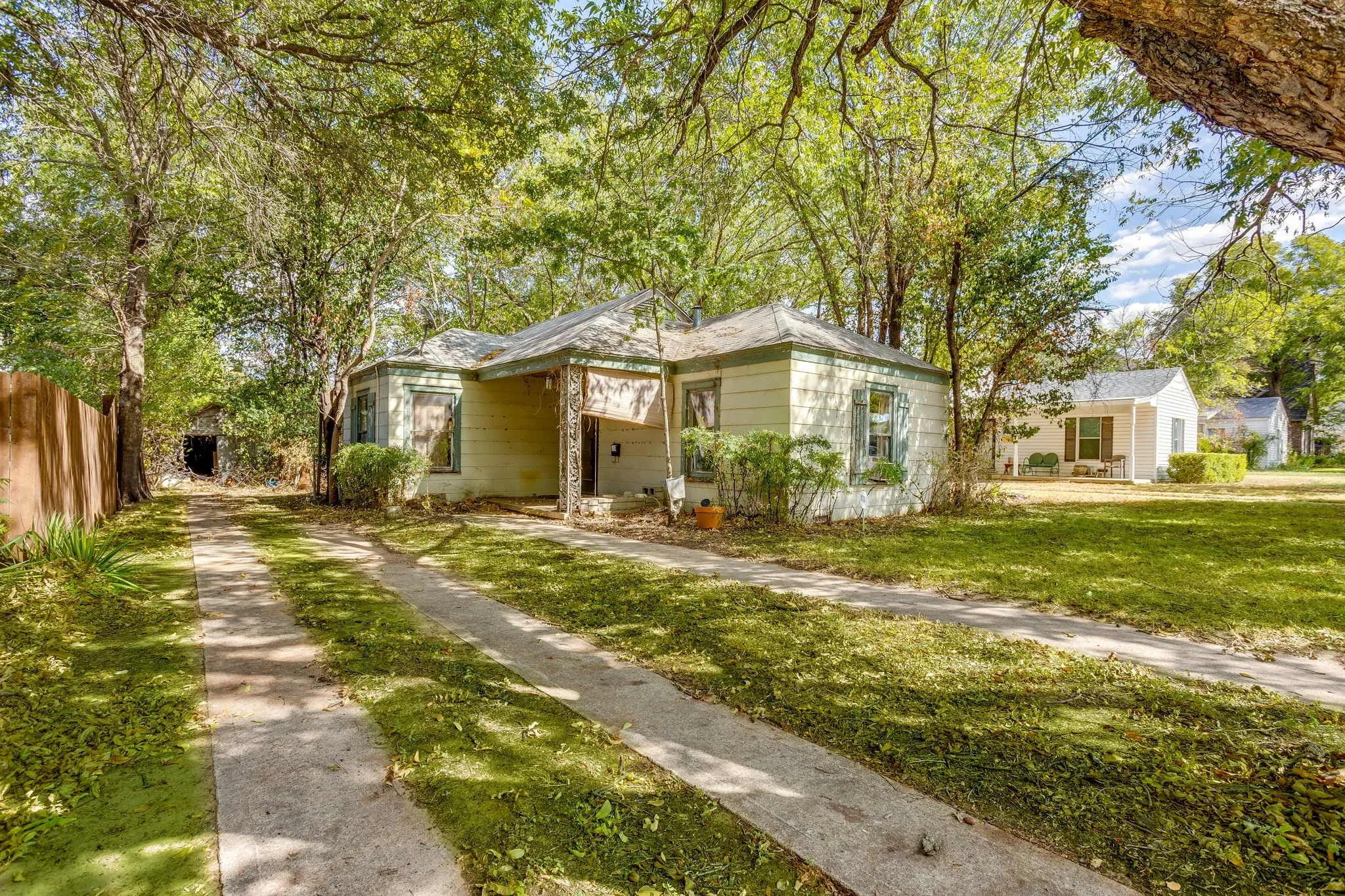 Single Family Residence For Sale in Tarrant County , 720 Northwood Road, Fort Worth, Texas 76107, 2 Bedroom, 1 Bathroom, 1 Garage spaces, 995 Sqft, built in 1942, mls#21397988, Real Estate Agent in Fort Worth, Homes For Sale in Tarrant county, Homes For Sale in Fort Worth, Realtor in Fort Worth Texas, Real Estate Brokerage Independent Realty Texas, Luminita Cordes Realtor
