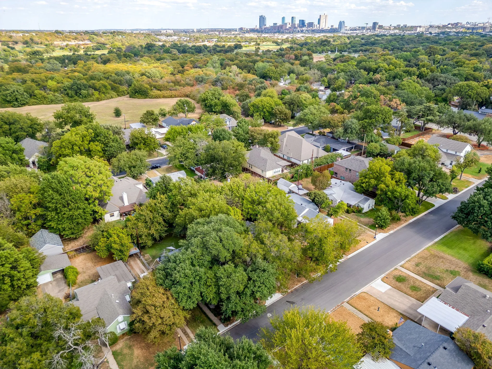 Single Family Residence For Sale in Tarrant County , 720 Northwood Road, Fort Worth, Texas 76107, 2 Bedroom, 1 Bathroom, 1 Garage spaces, 995 Sqft, built in 1942, mls#21397988, Real Estate Agent in Fort Worth, Homes For Sale in Tarrant county, Homes For Sale in Fort Worth, Realtor in Fort Worth Texas, Real Estate Brokerage Independent Realty Texas, Luminita Cordes Realtor