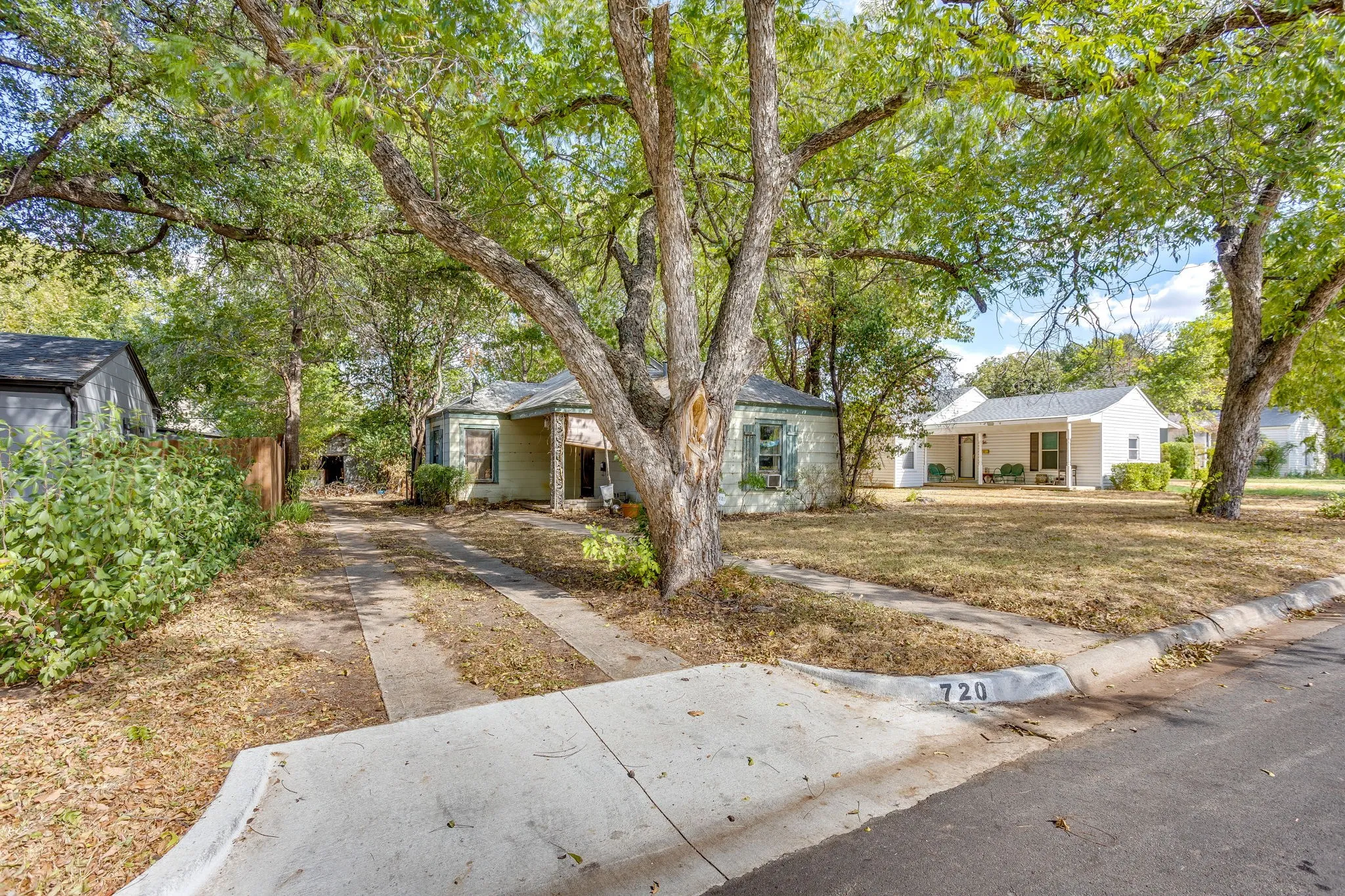 Single Family Residence For Sale in Tarrant County , 720 Northwood Road, Fort Worth, Texas 76107, 2 Bedroom, 1 Bathroom, 1 Garage spaces, 995 Sqft, built in 1942, mls#21397988, Real Estate Agent in Fort Worth, Homes For Sale in Tarrant county, Homes For Sale in Fort Worth, Realtor in Fort Worth Texas, Real Estate Brokerage Independent Realty Texas, Luminita Cordes Realtor