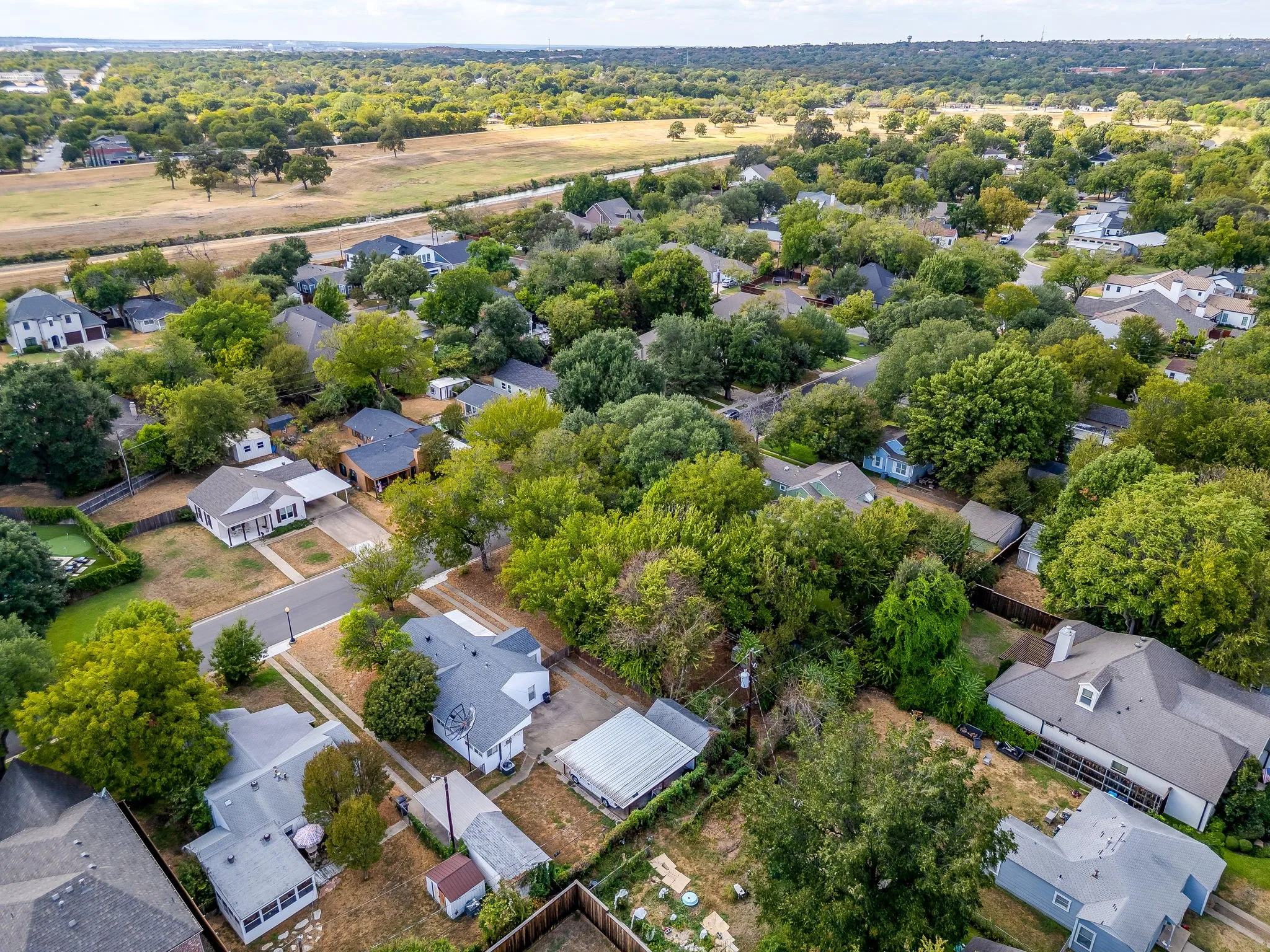 Single Family Residence For Sale in Tarrant County , 720 Northwood Road, Fort Worth, Texas 76107, 2 Bedroom, 1 Bathroom, 1 Garage spaces, 995 Sqft, built in 1942, mls#21397988, Real Estate Agent in Fort Worth, Homes For Sale in Tarrant county, Homes For Sale in Fort Worth, Realtor in Fort Worth Texas, Real Estate Brokerage Independent Realty Texas, Luminita Cordes Realtor