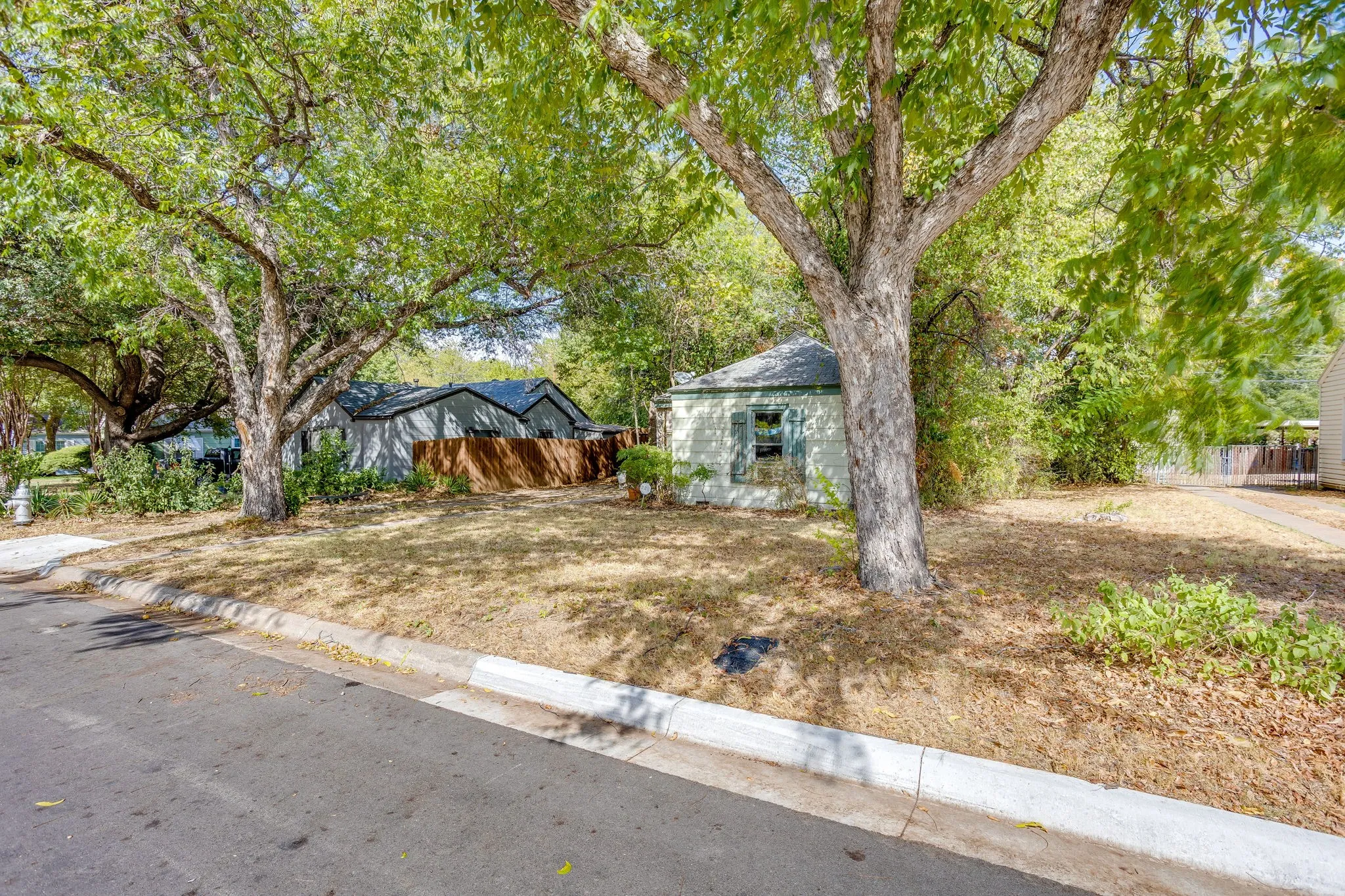 Single Family Residence For Sale in Tarrant County , 720 Northwood Road, Fort Worth, Texas 76107, 2 Bedroom, 1 Bathroom, 1 Garage spaces, 995 Sqft, built in 1942, mls#21397988, Real Estate Agent in Fort Worth, Homes For Sale in Tarrant county, Homes For Sale in Fort Worth, Realtor in Fort Worth Texas, Real Estate Brokerage Independent Realty Texas, Luminita Cordes Realtor
