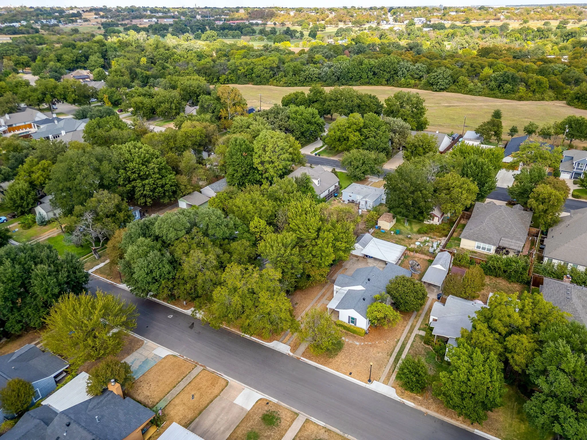 Single Family Residence For Sale in Tarrant County , 720 Northwood Road, Fort Worth, Texas 76107, 2 Bedroom, 1 Bathroom, 1 Garage spaces, 995 Sqft, built in 1942, mls#21397988, Real Estate Agent in Fort Worth, Homes For Sale in Tarrant county, Homes For Sale in Fort Worth, Realtor in Fort Worth Texas, Real Estate Brokerage Independent Realty Texas, Luminita Cordes Realtor