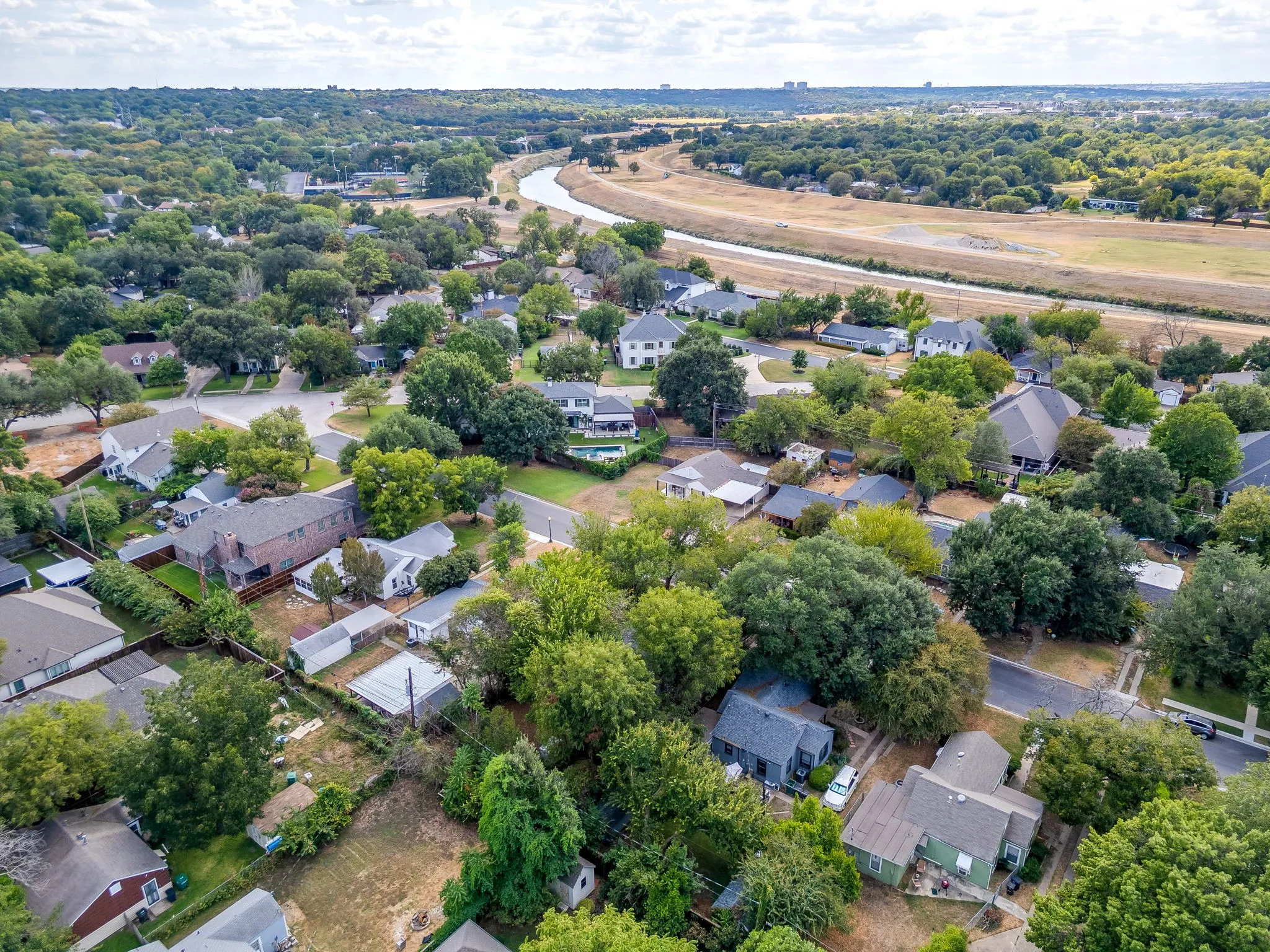 Single Family Residence For Sale in Tarrant County , 720 Northwood Road, Fort Worth, Texas 76107, 2 Bedroom, 1 Bathroom, 1 Garage spaces, 995 Sqft, built in 1942, mls#21397988, Real Estate Agent in Fort Worth, Homes For Sale in Tarrant county, Homes For Sale in Fort Worth, Realtor in Fort Worth Texas, Real Estate Brokerage Independent Realty Texas, Luminita Cordes Realtor
