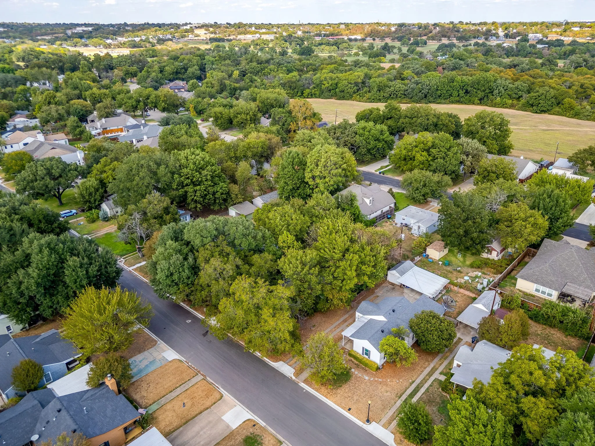 Single Family Residence For Sale in Tarrant County , 720 Northwood Road, Fort Worth, Texas 76107, 2 Bedroom, 1 Bathroom, 1 Garage spaces, 995 Sqft, built in 1942, mls#21397988, Real Estate Agent in Fort Worth, Homes For Sale in Tarrant county, Homes For Sale in Fort Worth, Realtor in Fort Worth Texas, Real Estate Brokerage Independent Realty Texas, Luminita Cordes Realtor