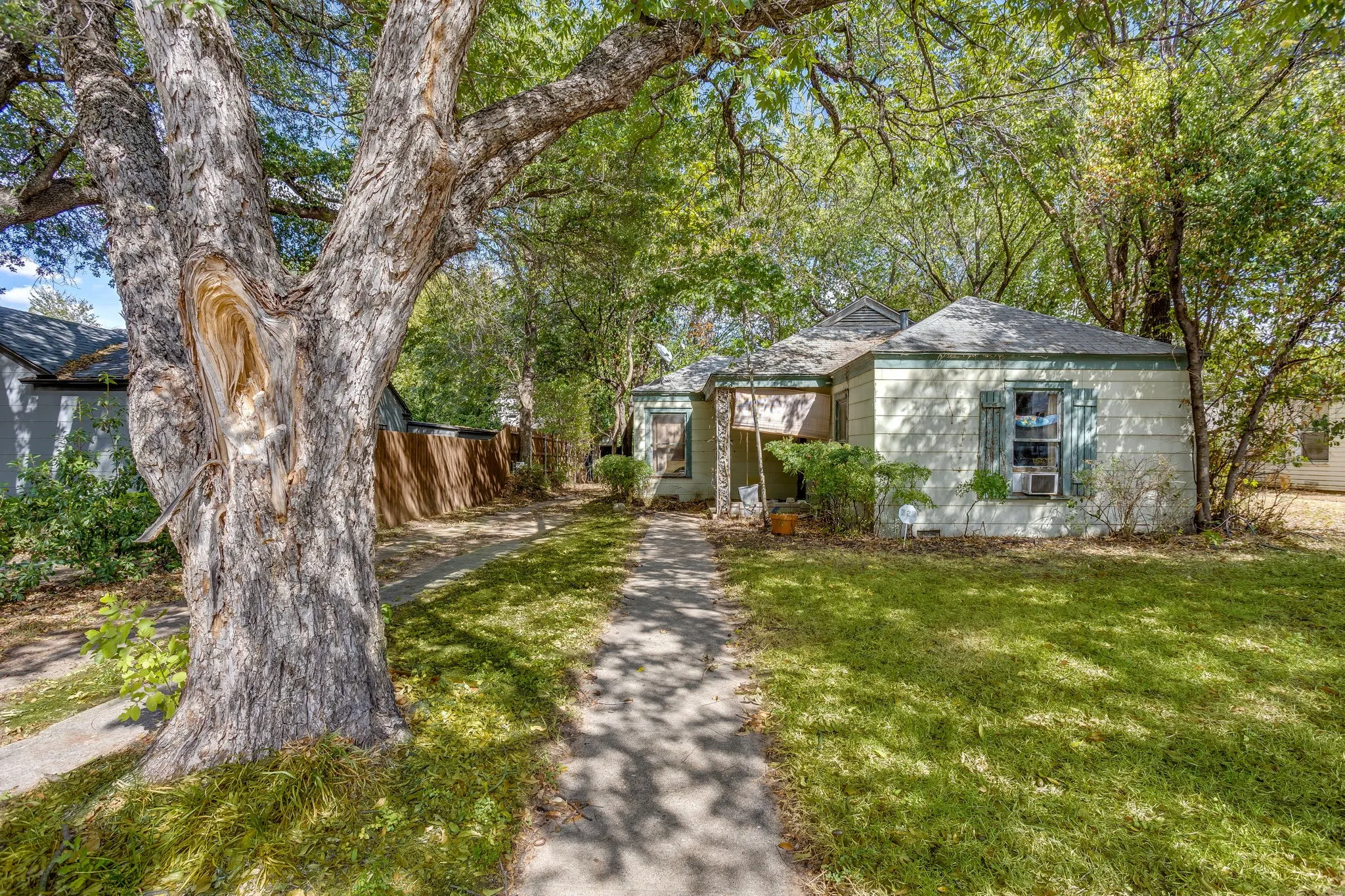 Single Family Residence For Sale in Tarrant County , 720 Northwood Road, Fort Worth, Texas 76107, 2 Bedroom, 1 Bathroom, 1 Garage spaces, 995 Sqft, built in 1942, mls#21397988, Real Estate Agent in Fort Worth, Homes For Sale in Tarrant county, Homes For Sale in Fort Worth, Realtor in Fort Worth Texas, Real Estate Brokerage Independent Realty Texas, Luminita Cordes Realtor