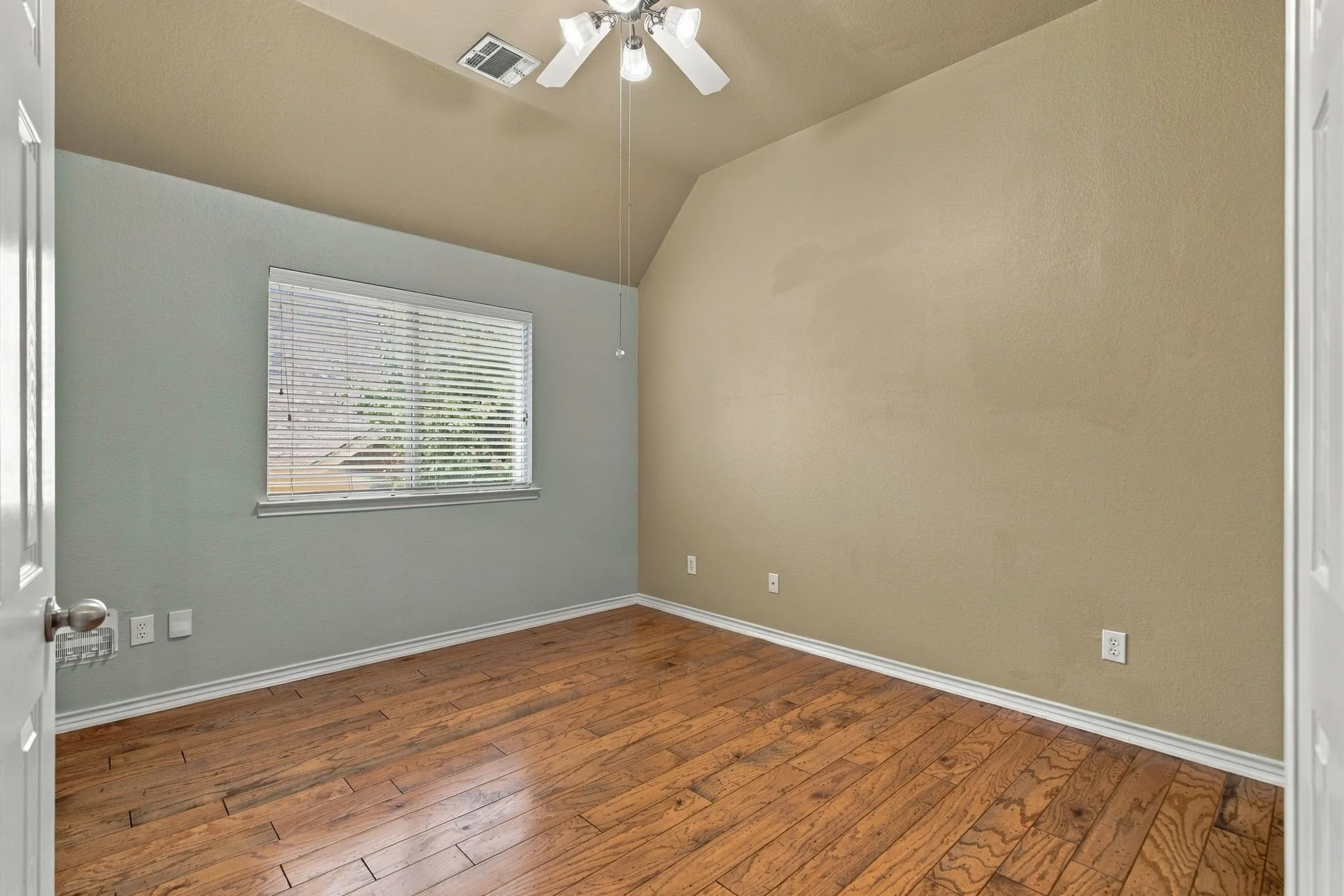 Single Family Residence For Rent in Collin County , 9424 Snowberry Drive, Frisco, Texas 75035, 3 Bedroom, 3 Bathroom, 2 Garage spaces, 2,182 Sqft, built in 2004, mls#21403441, Real Estate Agent in Frisco, Homes For Rent in Collin county, Homes For Rent in Frisco, Realtor in Frisco Texas, Real Estate Brokerage Independent Realty Texas, Luminita Cordes Realtor