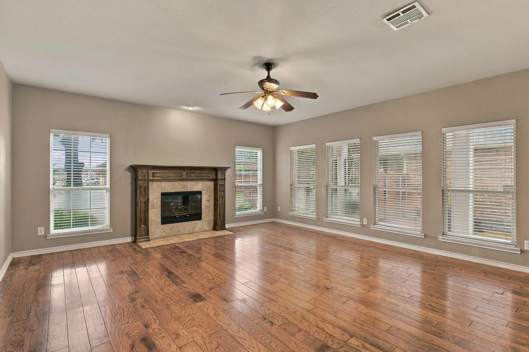 Single Family Residence For Rent in Collin County , 9424 Snowberry Drive, Frisco, Texas 75035, 3 Bedroom, 3 Bathroom, 2 Garage spaces, 2,182 Sqft, built in 2004, mls#21403441, Real Estate Agent in Frisco, Homes For Rent in Collin county, Homes For Rent in Frisco, Realtor in Frisco Texas, Real Estate Brokerage Independent Realty Texas, Luminita Cordes Realtor