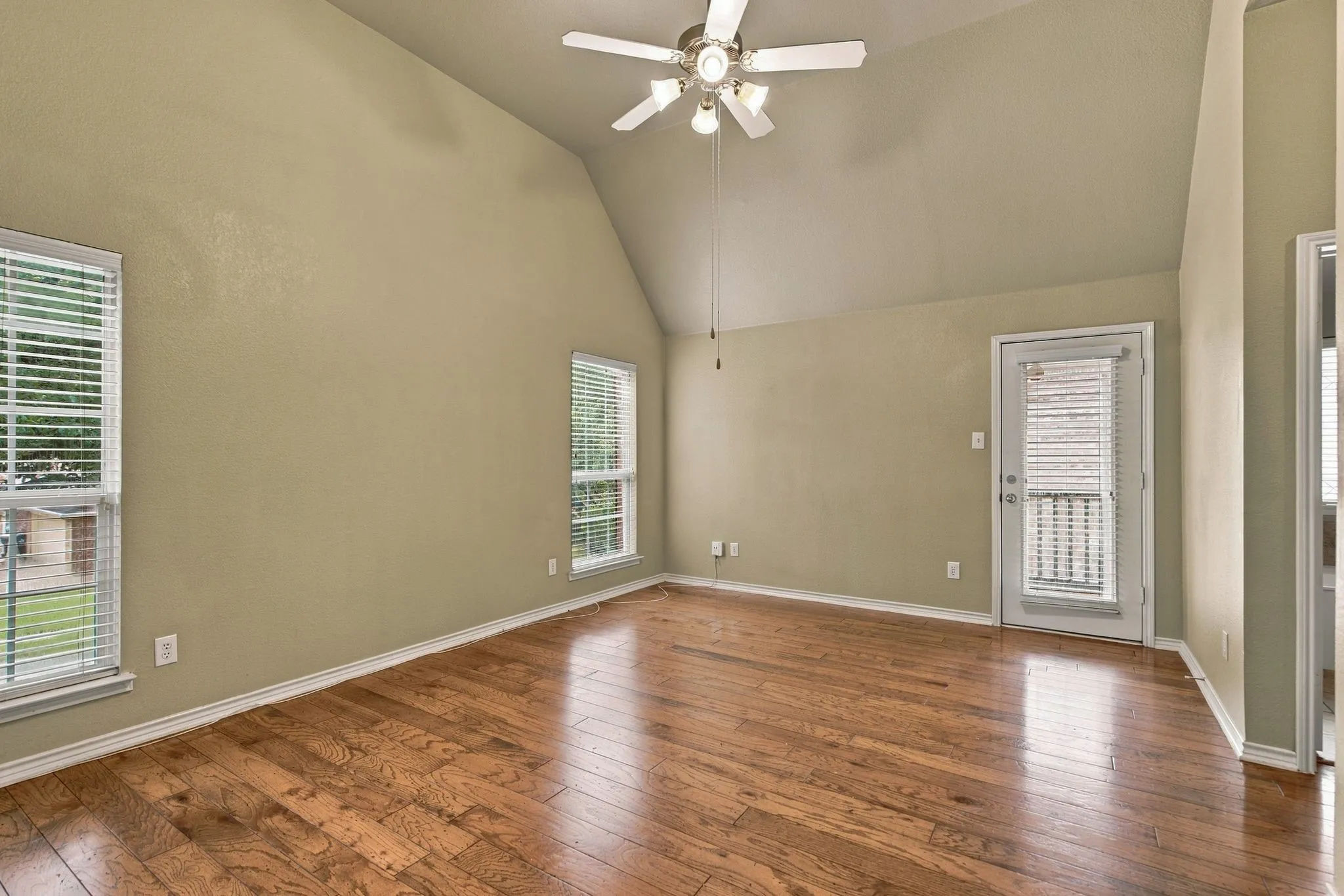 Single Family Residence For Rent in Collin County , 9424 Snowberry Drive, Frisco, Texas 75035, 3 Bedroom, 3 Bathroom, 2 Garage spaces, 2,182 Sqft, built in 2004, mls#21403441, Real Estate Agent in Frisco, Homes For Rent in Collin county, Homes For Rent in Frisco, Realtor in Frisco Texas, Real Estate Brokerage Independent Realty Texas, Luminita Cordes Realtor
