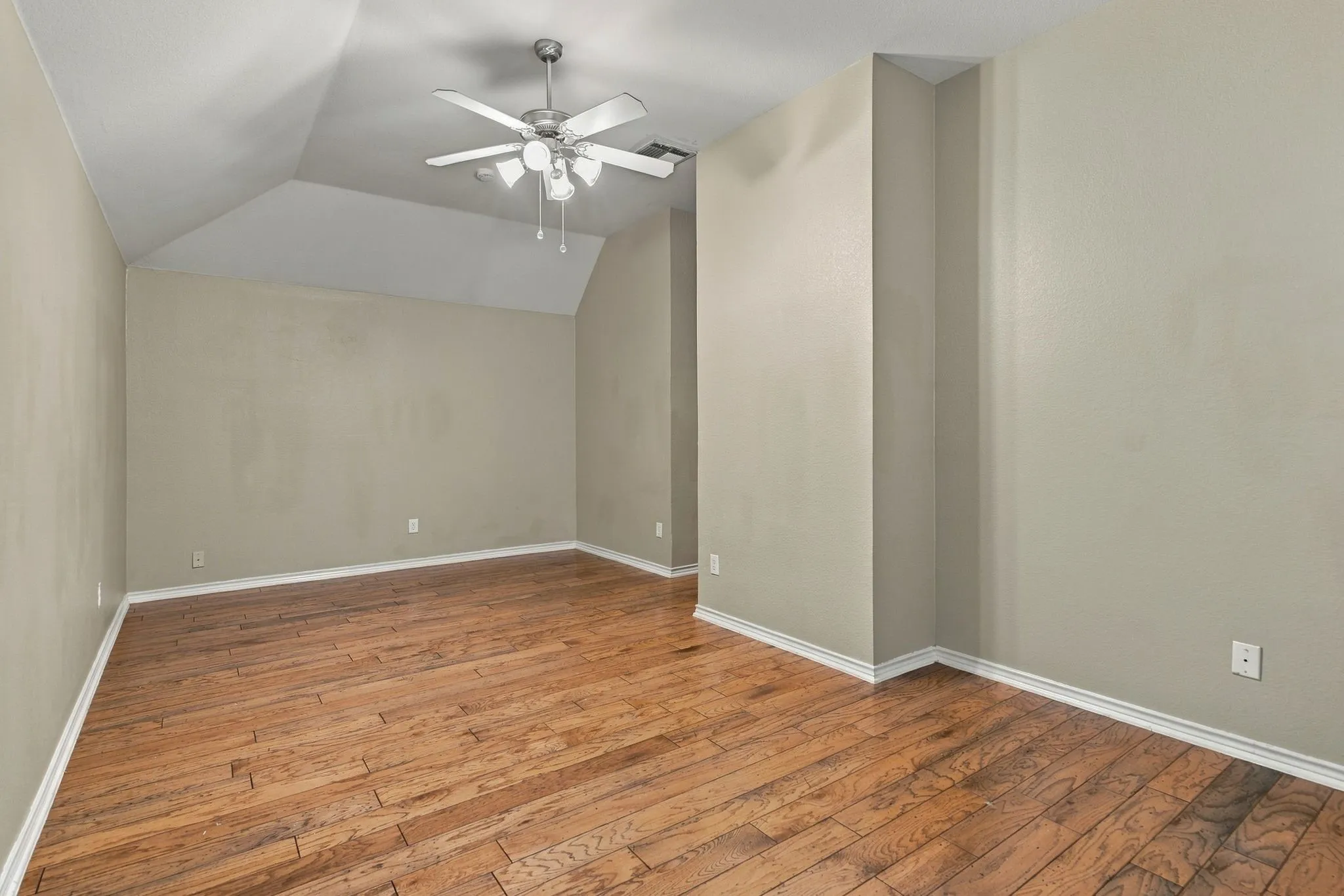 Single Family Residence For Rent in Collin County , 9424 Snowberry Drive, Frisco, Texas 75035, 3 Bedroom, 3 Bathroom, 2 Garage spaces, 2,182 Sqft, built in 2004, mls#21403441, Real Estate Agent in Frisco, Homes For Rent in Collin county, Homes For Rent in Frisco, Realtor in Frisco Texas, Real Estate Brokerage Independent Realty Texas, Luminita Cordes Realtor