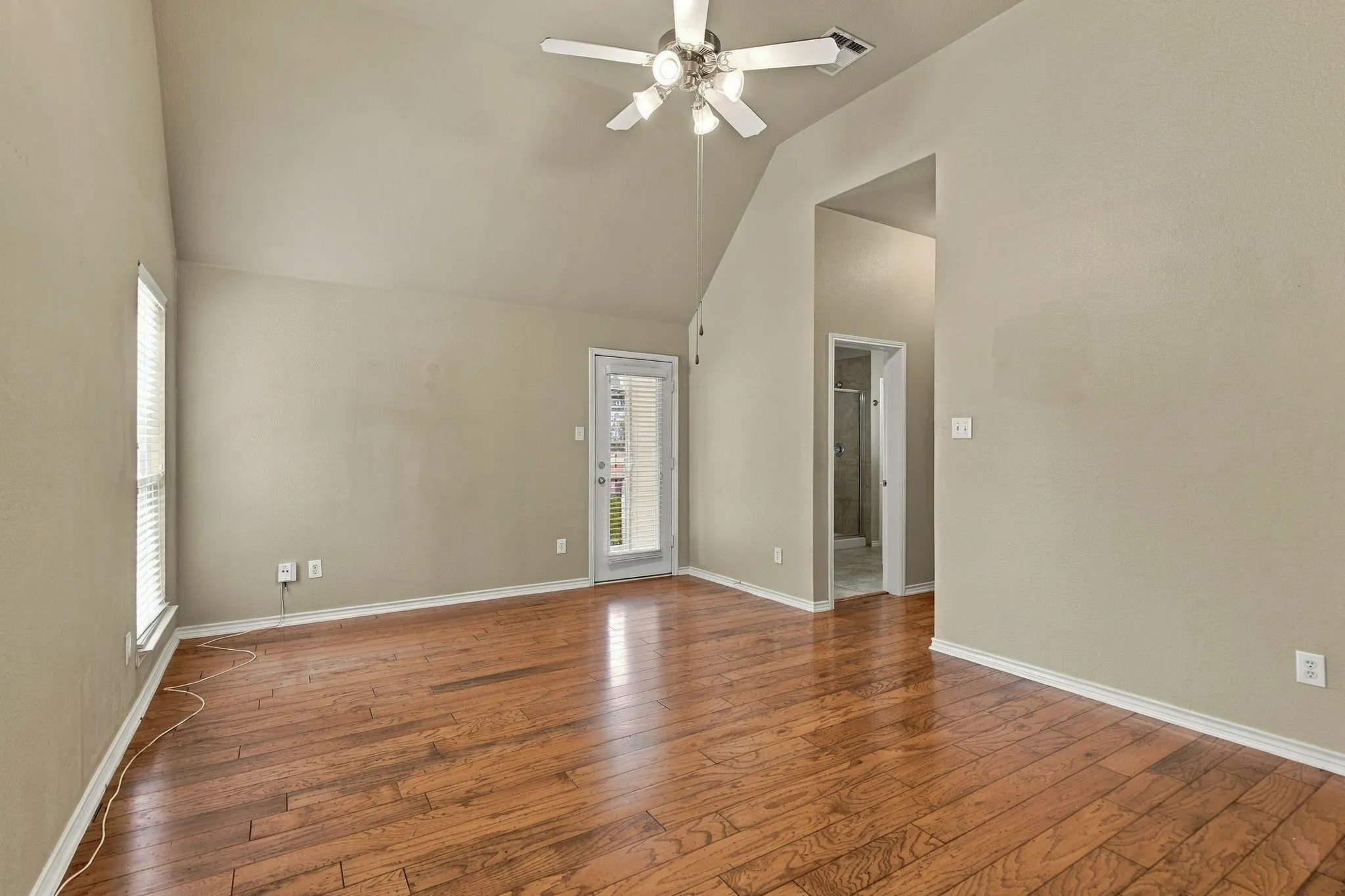 Single Family Residence For Rent in Collin County , 9424 Snowberry Drive, Frisco, Texas 75035, 3 Bedroom, 3 Bathroom, 2 Garage spaces, 2,182 Sqft, built in 2004, mls#21403441, Real Estate Agent in Frisco, Homes For Rent in Collin county, Homes For Rent in Frisco, Realtor in Frisco Texas, Real Estate Brokerage Independent Realty Texas, Luminita Cordes Realtor