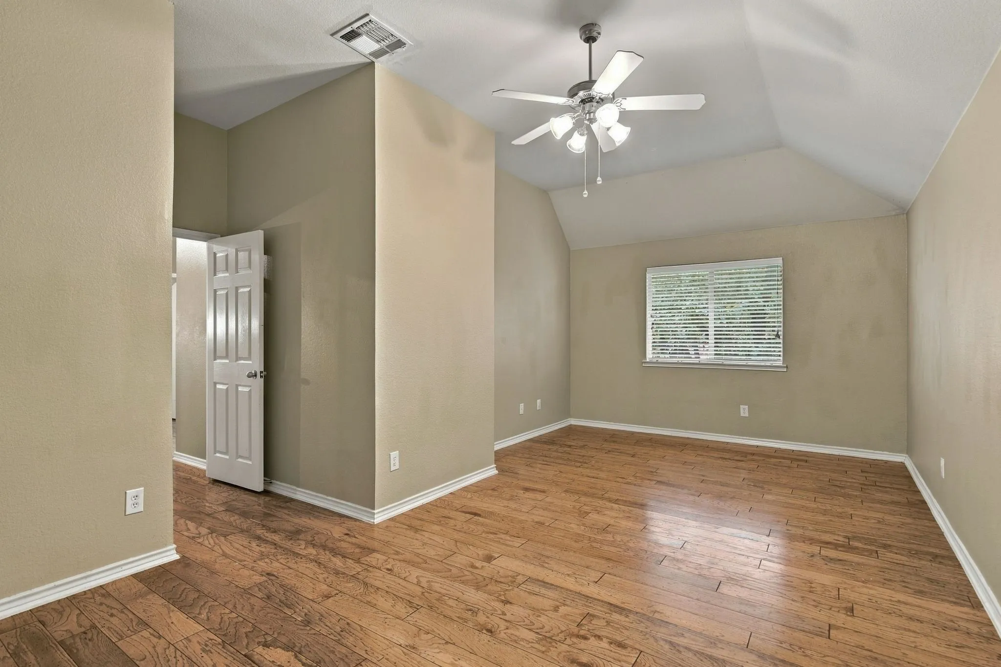 Single Family Residence For Rent in Collin County , 9424 Snowberry Drive, Frisco, Texas 75035, 3 Bedroom, 3 Bathroom, 2 Garage spaces, 2,182 Sqft, built in 2004, mls#21403441, Real Estate Agent in Frisco, Homes For Rent in Collin county, Homes For Rent in Frisco, Realtor in Frisco Texas, Real Estate Brokerage Independent Realty Texas, Luminita Cordes Realtor