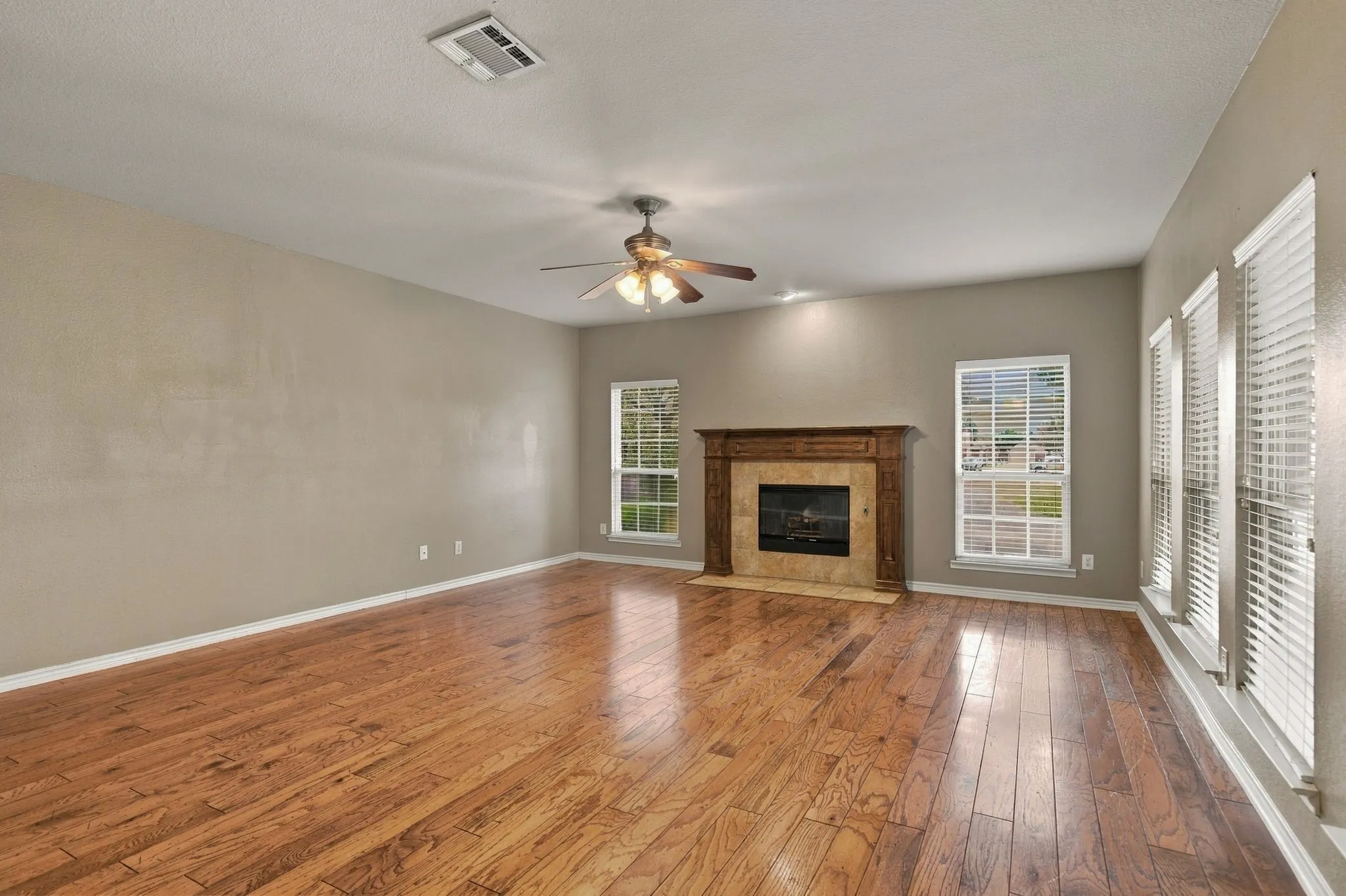 Single Family Residence For Rent in Collin County , 9424 Snowberry Drive, Frisco, Texas 75035, 3 Bedroom, 3 Bathroom, 2 Garage spaces, 2,182 Sqft, built in 2004, mls#21403441, Real Estate Agent in Frisco, Homes For Rent in Collin county, Homes For Rent in Frisco, Realtor in Frisco Texas, Real Estate Brokerage Independent Realty Texas, Luminita Cordes Realtor