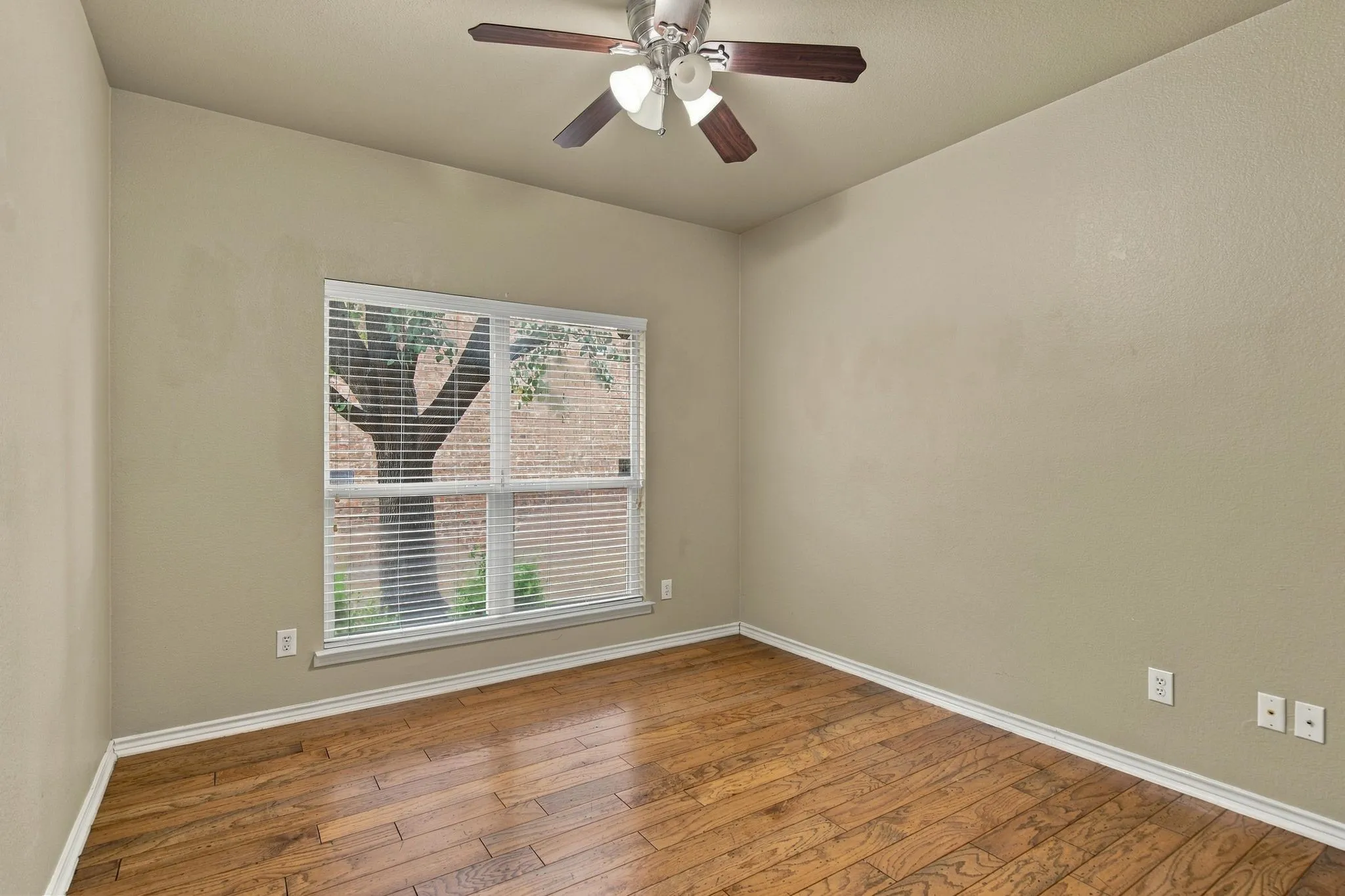 Single Family Residence For Rent in Collin County , 9424 Snowberry Drive, Frisco, Texas 75035, 3 Bedroom, 3 Bathroom, 2 Garage spaces, 2,182 Sqft, built in 2004, mls#21403441, Real Estate Agent in Frisco, Homes For Rent in Collin county, Homes For Rent in Frisco, Realtor in Frisco Texas, Real Estate Brokerage Independent Realty Texas, Luminita Cordes Realtor