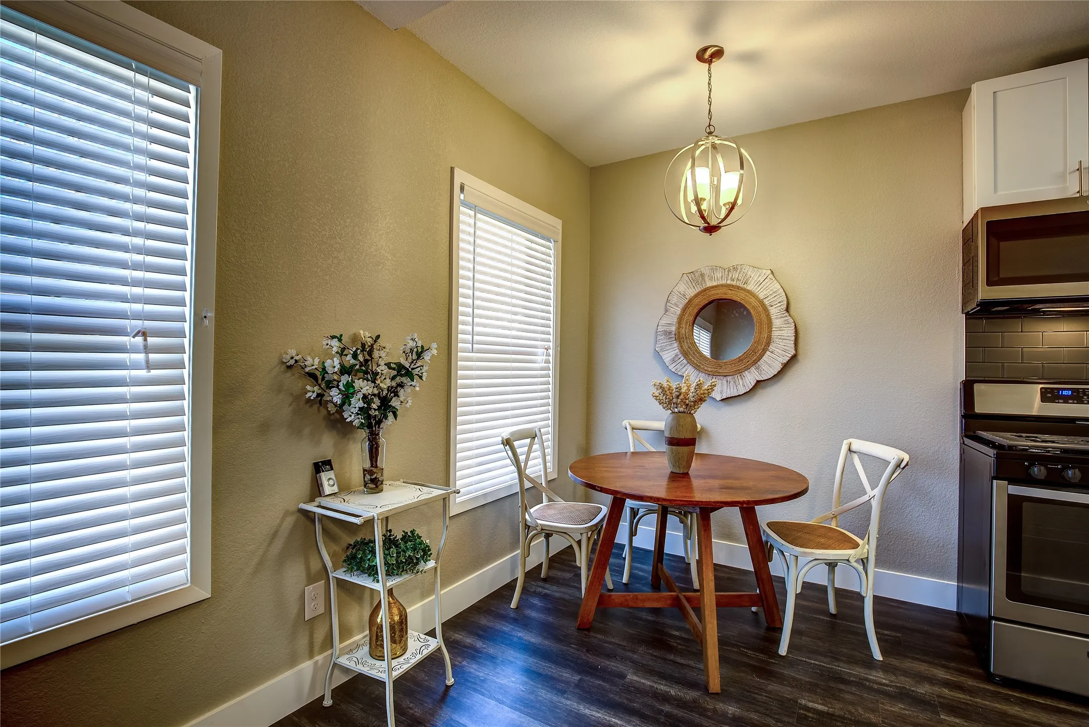 Apartment For Rent in Dallas County , 615 N Marsalis Avenue 9, Dallas, Texas 75203, 1 Bedroom, 1 Bathroom, Garage spaces, 420 Sqft, built in 1926, mls#21403489, Real Estate Agent in Dallas, Homes For Rent in Dallas county, Homes For Rent in Dallas, Realtor in Dallas Texas, Real Estate Brokerage Independent Realty Texas, Luminita Cordes Realtor