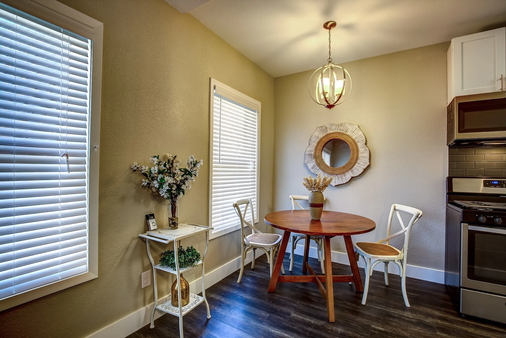 Apartment For Rent in Dallas County , 615 N Marsalis Avenue 9, Dallas, Texas 75203, 1 Bedroom, 1 Bathroom, Garage spaces, 420 Sqft, built in 1926, mls#21403489, Real Estate Agent in Dallas, Homes For Rent in Dallas county, Homes For Rent in Dallas, Realtor in Dallas Texas, Real Estate Brokerage Independent Realty Texas, Luminita Cordes Realtor