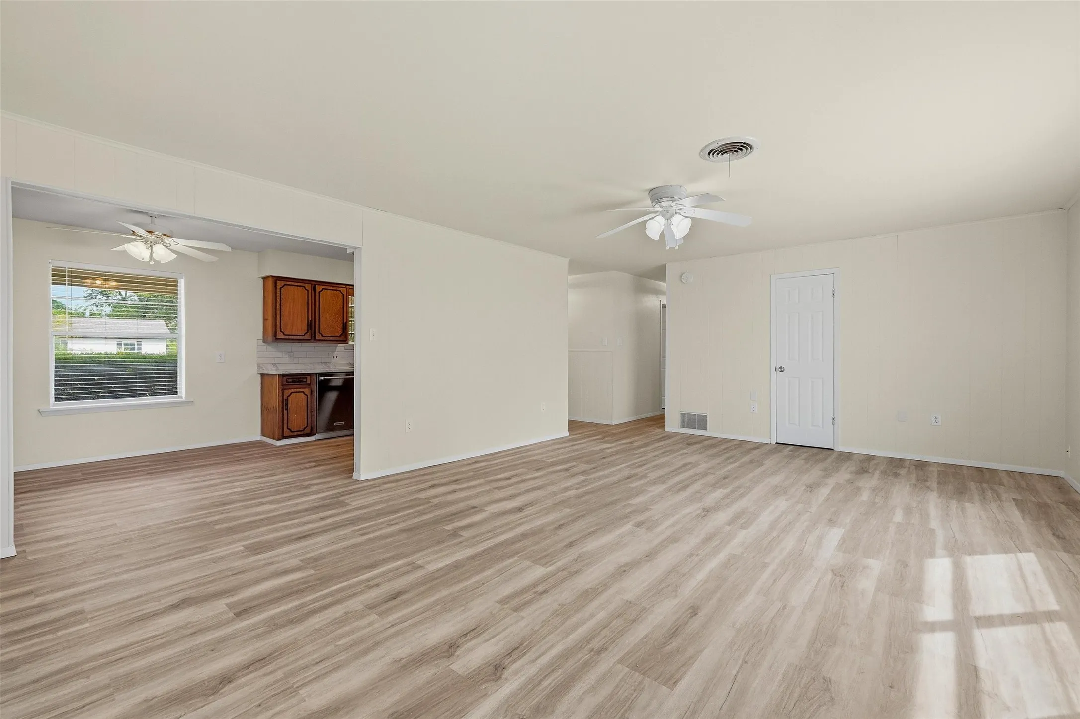 Single Family Residence For Sale in Grayson County , 400 E Murdock Street, Collinsville, Texas 76233, 3 Bedroom, 2 Bathroom, 1 Garage spaces, 1,476 Sqft, built in 1978, mls#21390721, Real Estate Agent in Collinsville, Homes For Sale in Grayson county, Homes For Sale in Collinsville, Realtor in Collinsville Texas, Real Estate Brokerage Independent Realty Texas, Luminita Cordes Realtor
