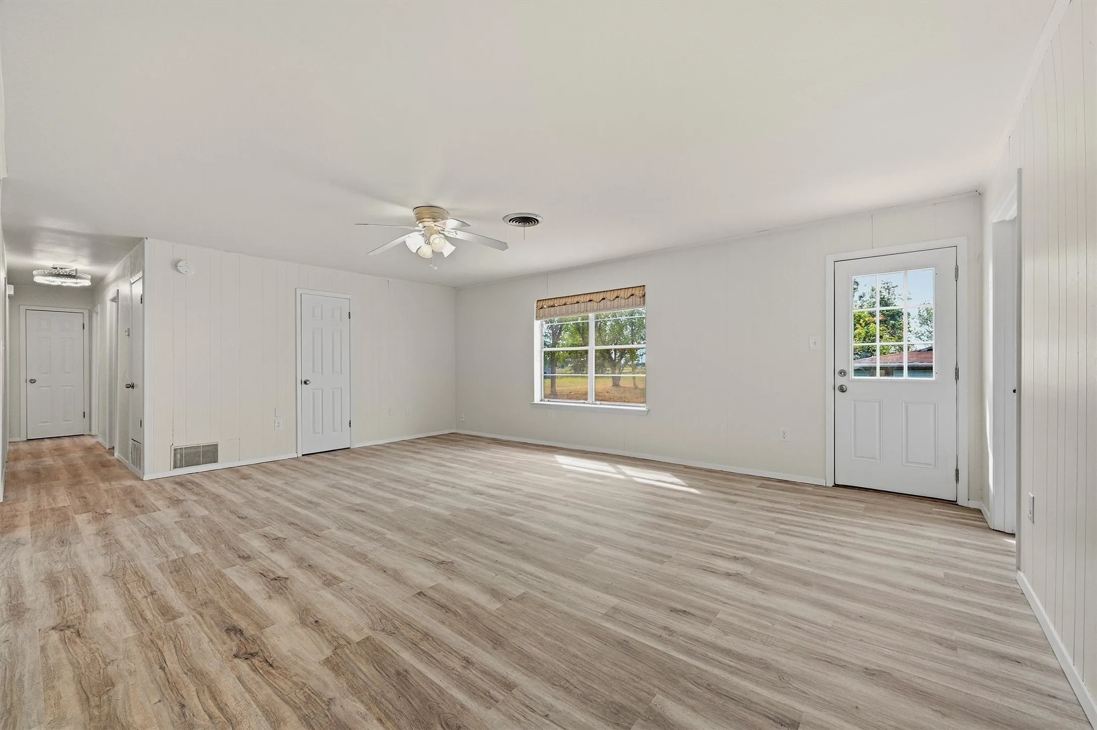 Single Family Residence For Sale in Grayson County , 400 E Murdock Street, Collinsville, Texas 76233, 3 Bedroom, 2 Bathroom, 1 Garage spaces, 1,476 Sqft, built in 1978, mls#21390721, Real Estate Agent in Collinsville, Homes For Sale in Grayson county, Homes For Sale in Collinsville, Realtor in Collinsville Texas, Real Estate Brokerage Independent Realty Texas, Luminita Cordes Realtor