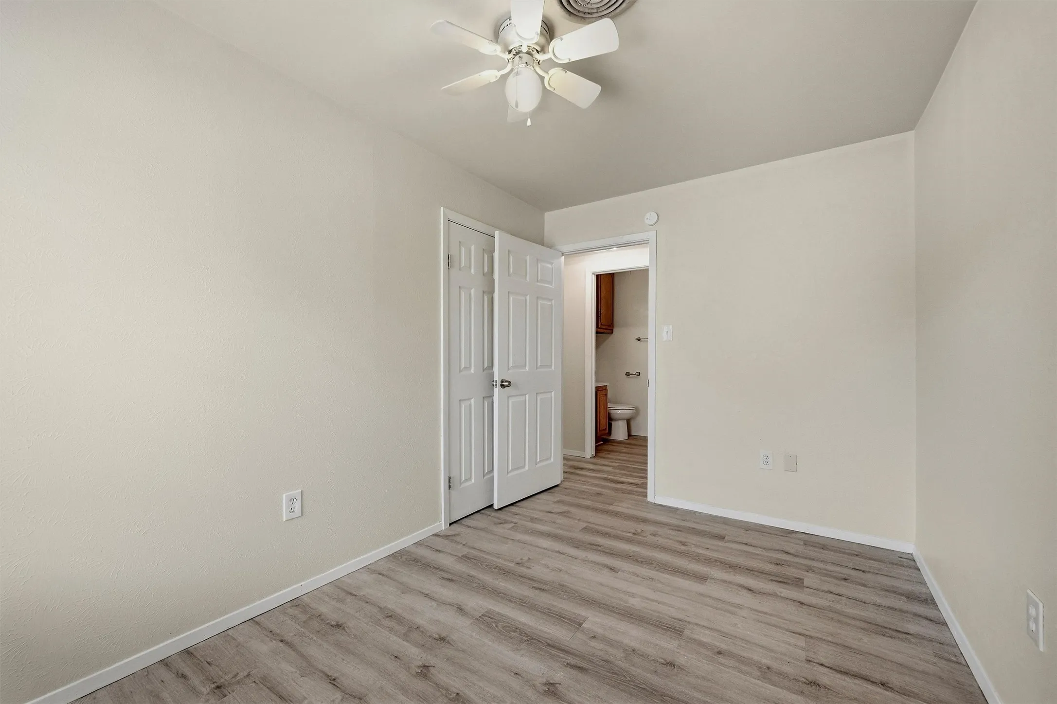Single Family Residence For Sale in Grayson County , 400 E Murdock Street, Collinsville, Texas 76233, 3 Bedroom, 2 Bathroom, 1 Garage spaces, 1,476 Sqft, built in 1978, mls#21390721, Real Estate Agent in Collinsville, Homes For Sale in Grayson county, Homes For Sale in Collinsville, Realtor in Collinsville Texas, Real Estate Brokerage Independent Realty Texas, Luminita Cordes Realtor