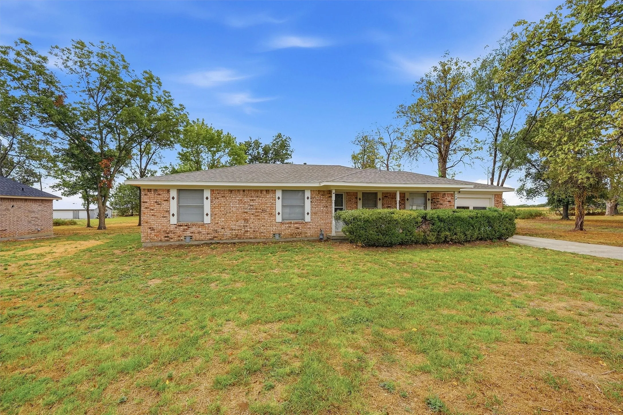 Single Family Residence For Sale in Grayson County , 400 E Murdock Street, Collinsville, Texas 76233, 3 Bedroom, 2 Bathroom, 1 Garage spaces, 1,476 Sqft, built in 1978, mls#21390721, Real Estate Agent in Collinsville, Homes For Sale in Grayson county, Homes For Sale in Collinsville, Realtor in Collinsville Texas, Real Estate Brokerage Independent Realty Texas, Luminita Cordes Realtor