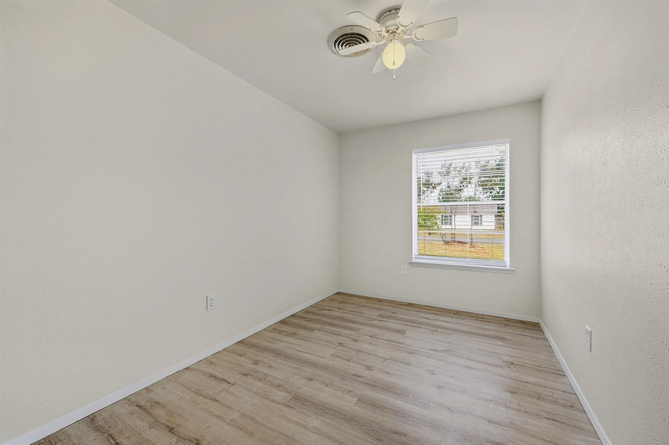 Single Family Residence For Sale in Grayson County , 400 E Murdock Street, Collinsville, Texas 76233, 3 Bedroom, 2 Bathroom, 1 Garage spaces, 1,476 Sqft, built in 1978, mls#21390721, Real Estate Agent in Collinsville, Homes For Sale in Grayson county, Homes For Sale in Collinsville, Realtor in Collinsville Texas, Real Estate Brokerage Independent Realty Texas, Luminita Cordes Realtor