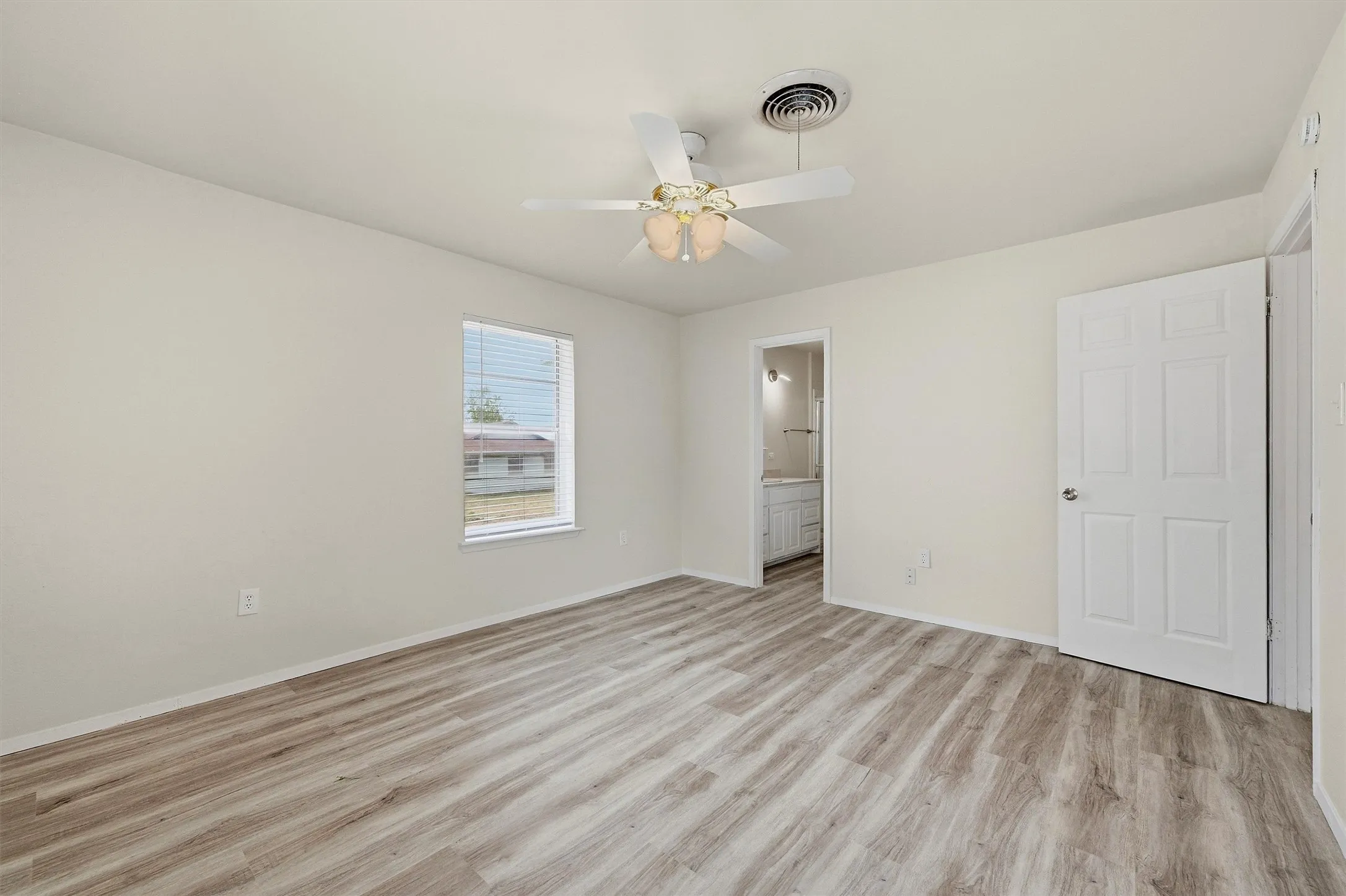 Single Family Residence For Sale in Grayson County , 400 E Murdock Street, Collinsville, Texas 76233, 3 Bedroom, 2 Bathroom, 1 Garage spaces, 1,476 Sqft, built in 1978, mls#21390721, Real Estate Agent in Collinsville, Homes For Sale in Grayson county, Homes For Sale in Collinsville, Realtor in Collinsville Texas, Real Estate Brokerage Independent Realty Texas, Luminita Cordes Realtor